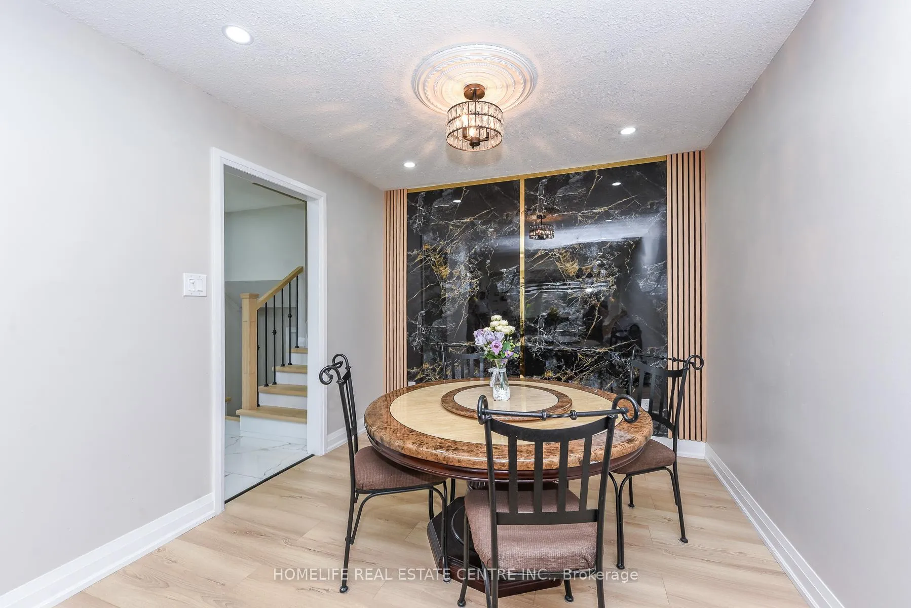 Photo 13 of 12 Courtleigh Square, Brampton, Heart Lake East — HOMEH