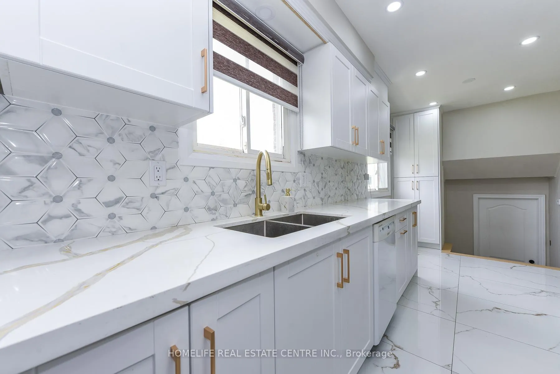 Photo 18 of 12 Courtleigh Square, Brampton, Heart Lake East — HOMEH