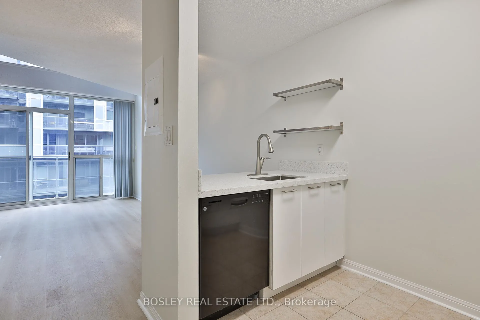 Photo 4 of Unit 625, 1029 King Street W, Toronto, Niagara — HOMEH