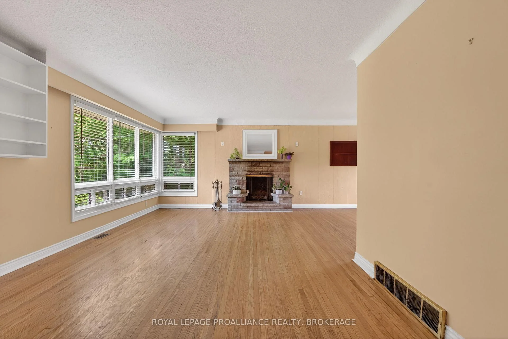 Photo 8 of 1912 Sydenham Road, Kingston, City North of 401 — HOMEH