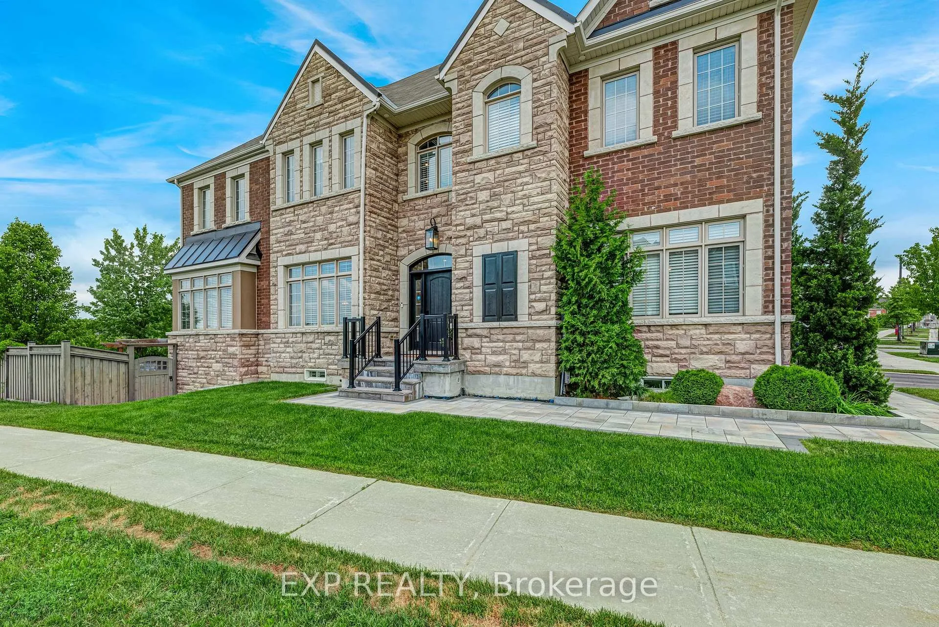 Photo 2 of 166 Baber Crescent, Aurora, Rural Aurora — HOMEH