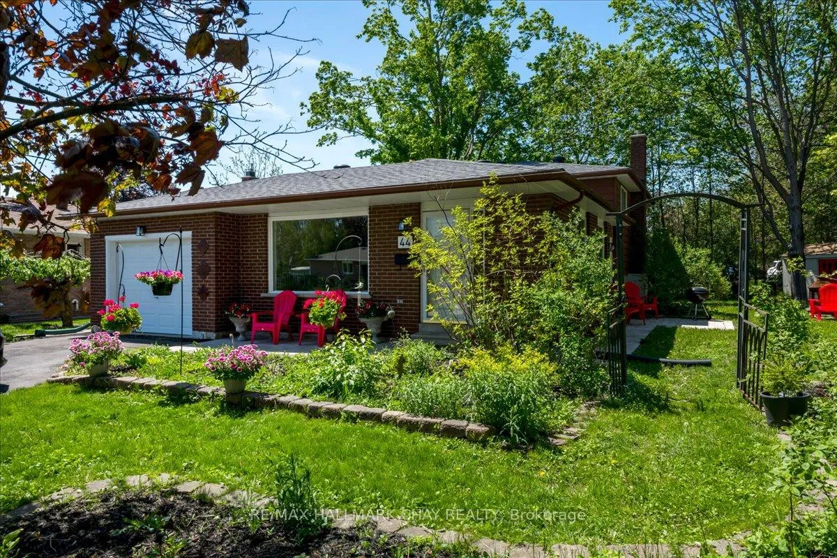 Photo 2 of 44 Belcourt Avenue, Barrie, Grove East — HOMEH