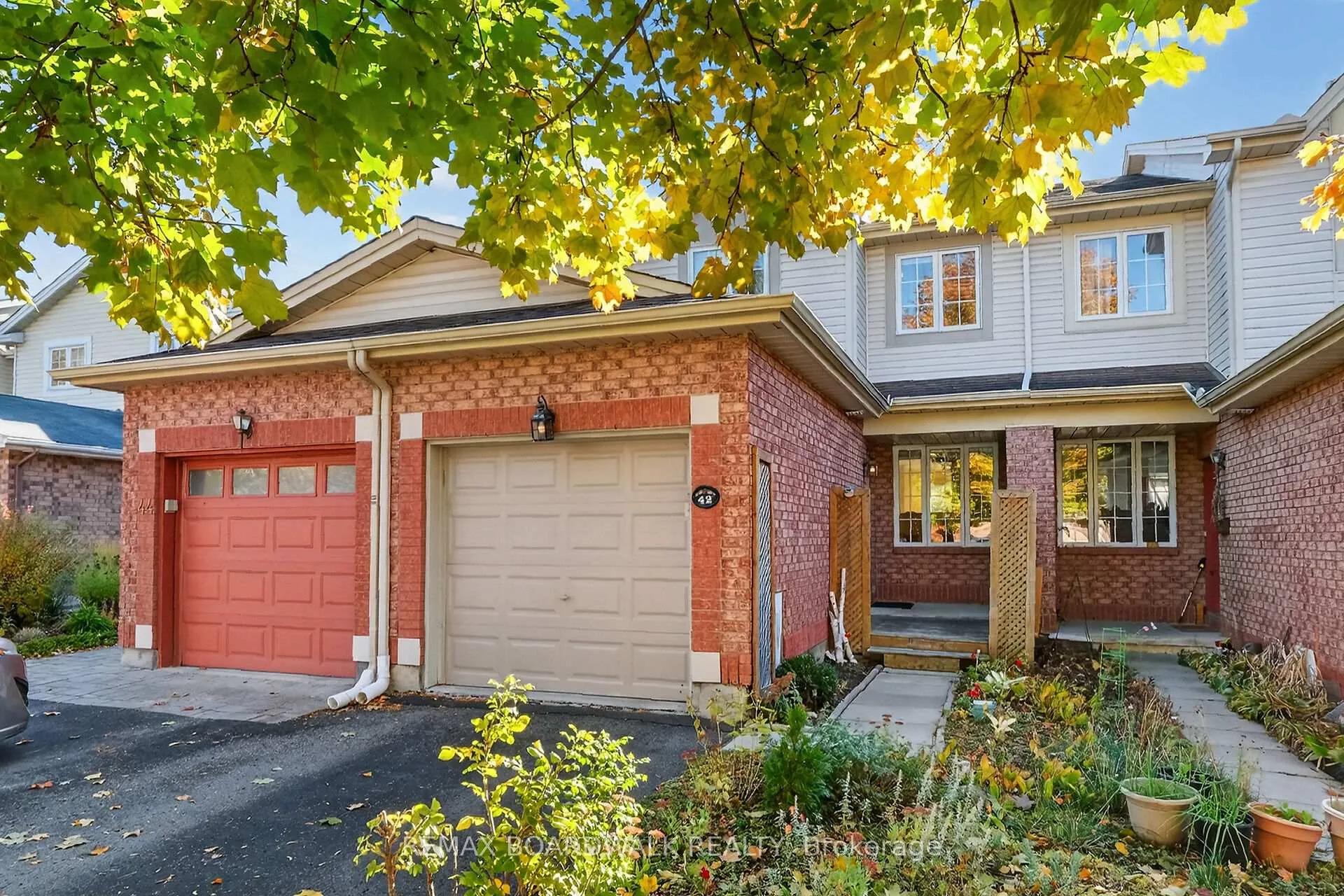 Photo 1 of 42 College Circle, Ottawa, Castle Heights — HOMEH