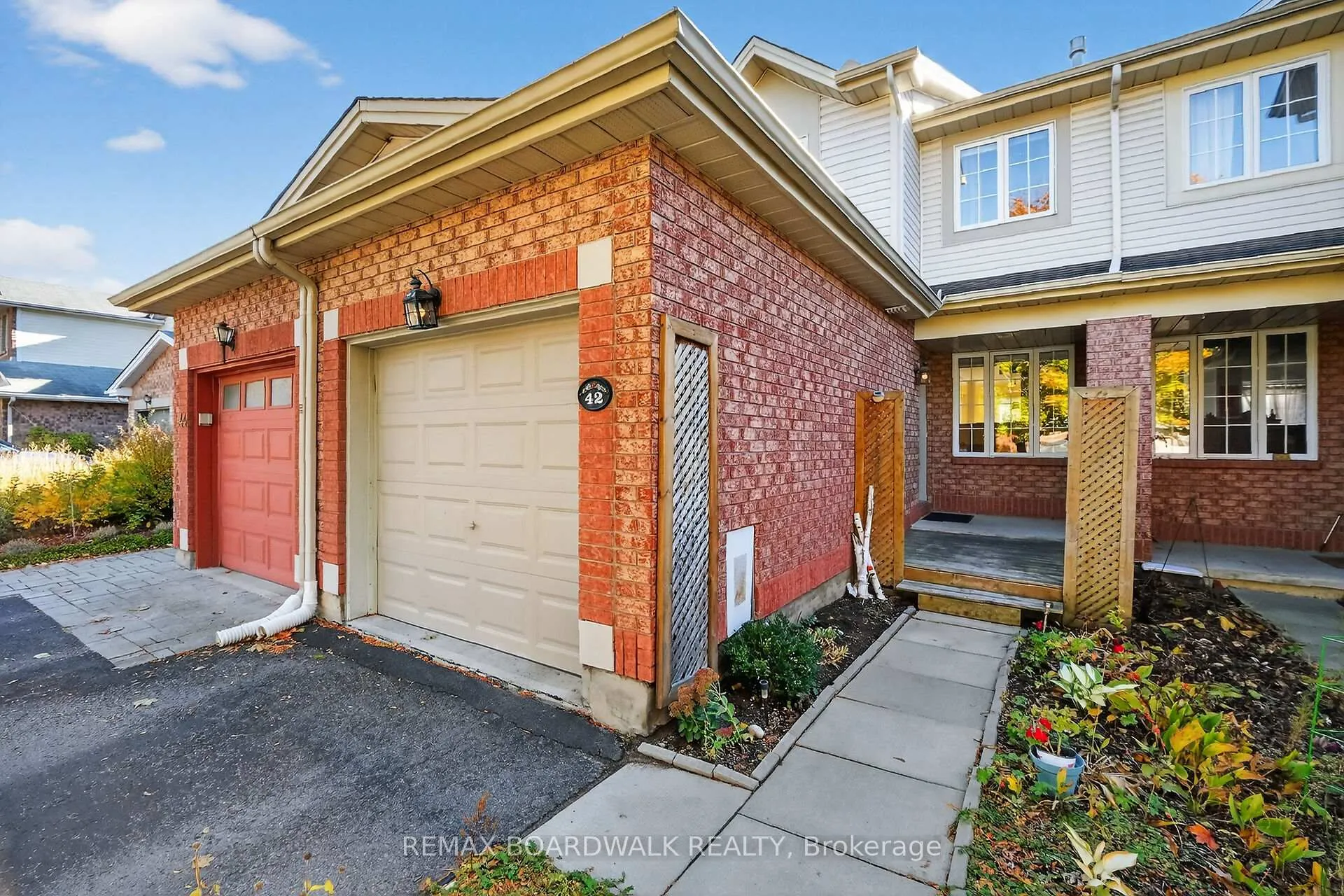 Photo 2 of 42 College Circle, Ottawa, Castle Heights — HOMEH