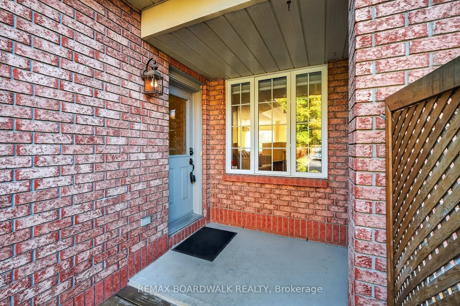 Photo 3 of 42 College Circle, Ottawa, Castle Heights — HOMEH