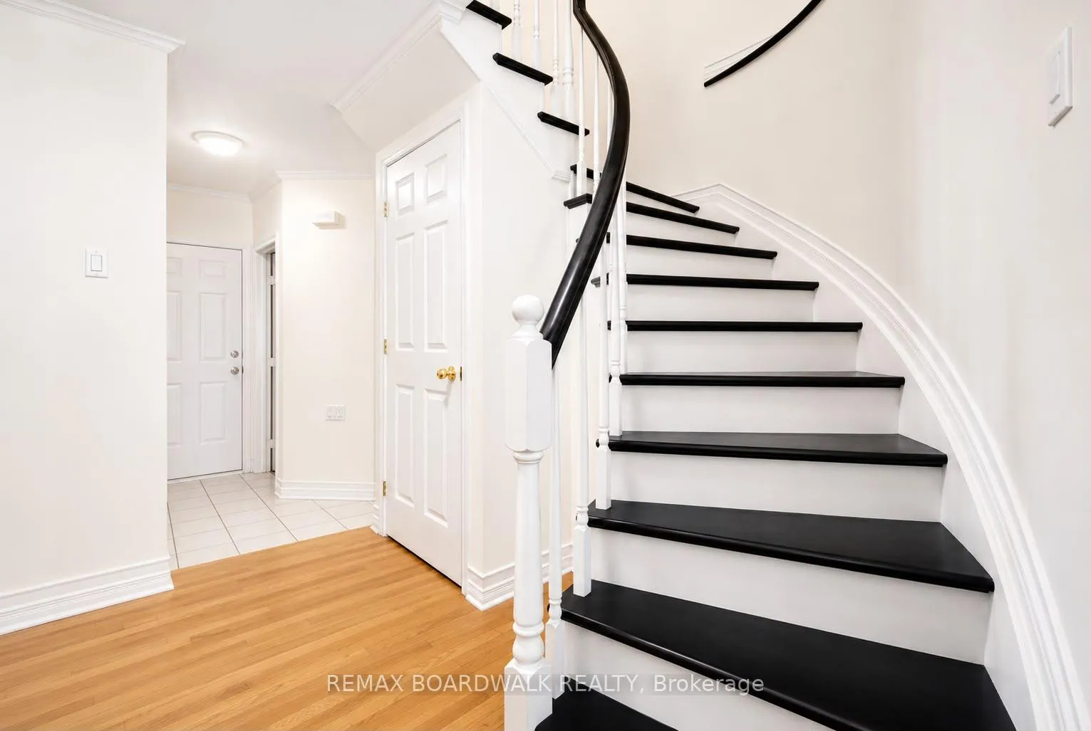 Photo 4 of 42 College Circle, Ottawa, Castle Heights — HOMEH