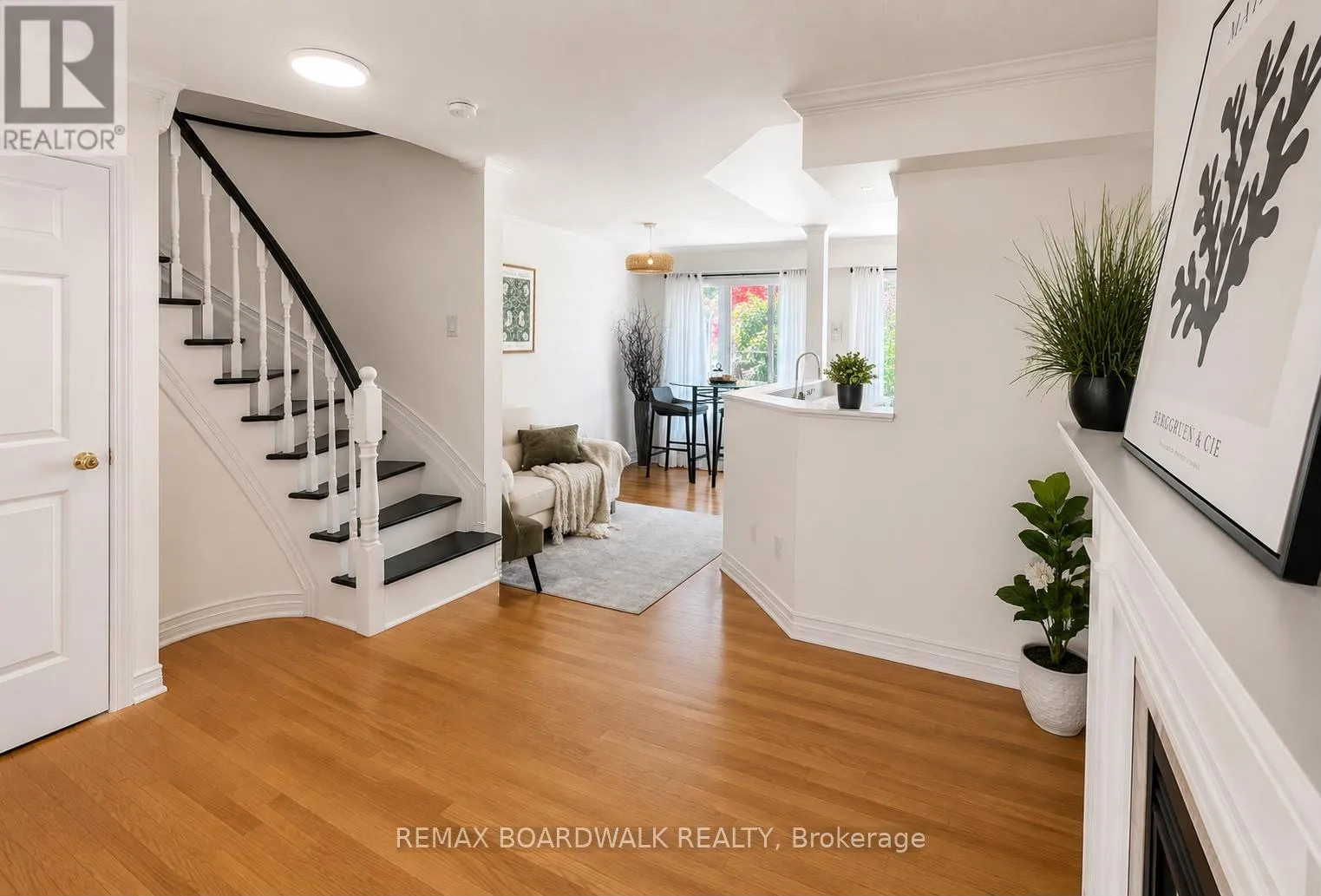 Photo 5 of 42 College Circle, Ottawa, Castle Heights — HOMEH