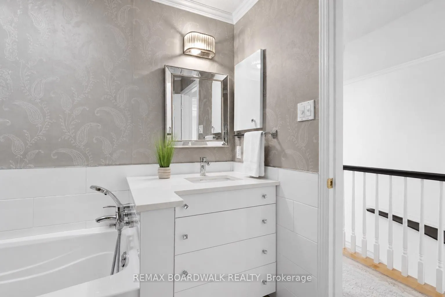 Photo 9 of 42 College Circle, Ottawa, Castle Heights — HOMEH