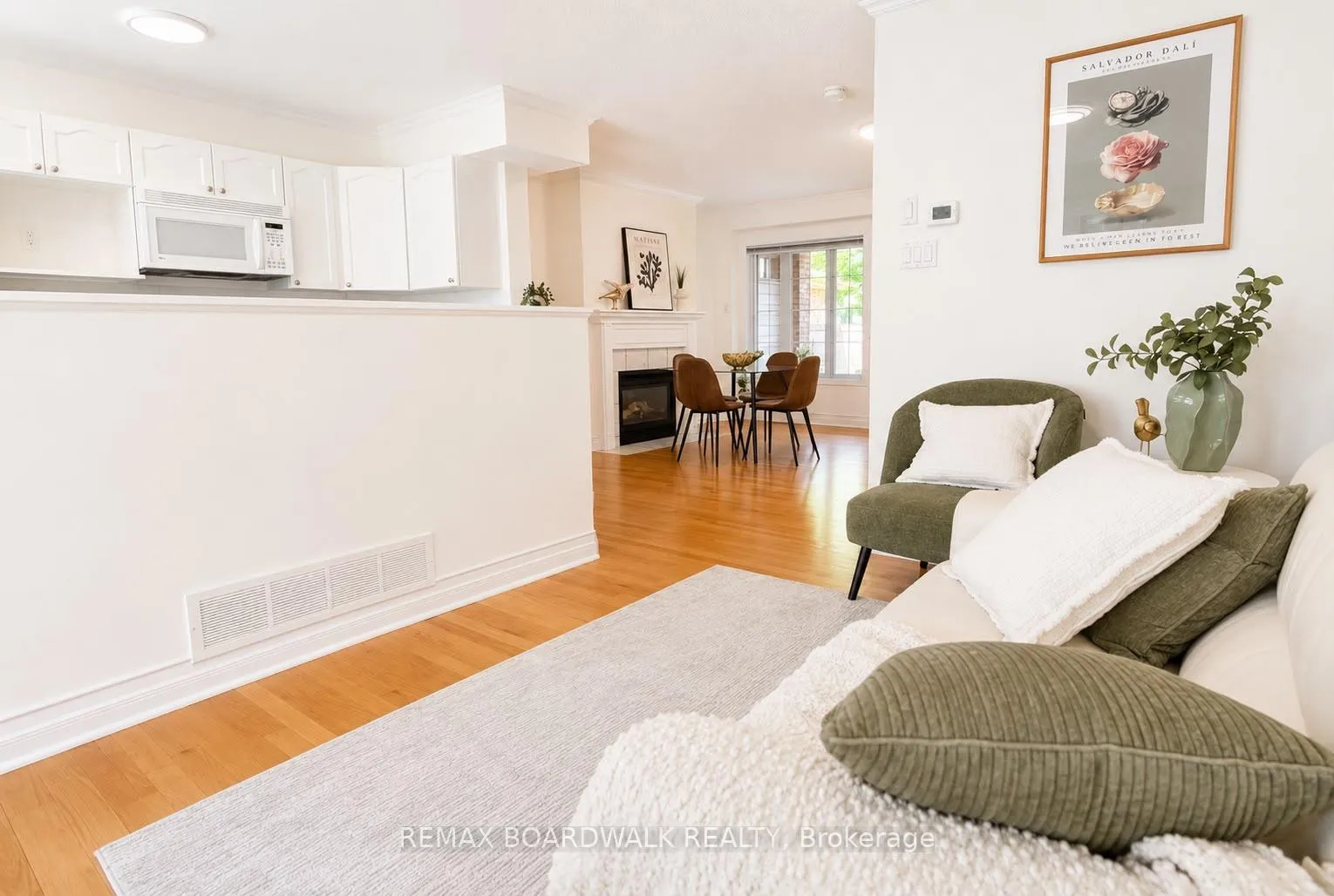 Photo 10 of 42 College Circle, Ottawa, Castle Heights — HOMEH