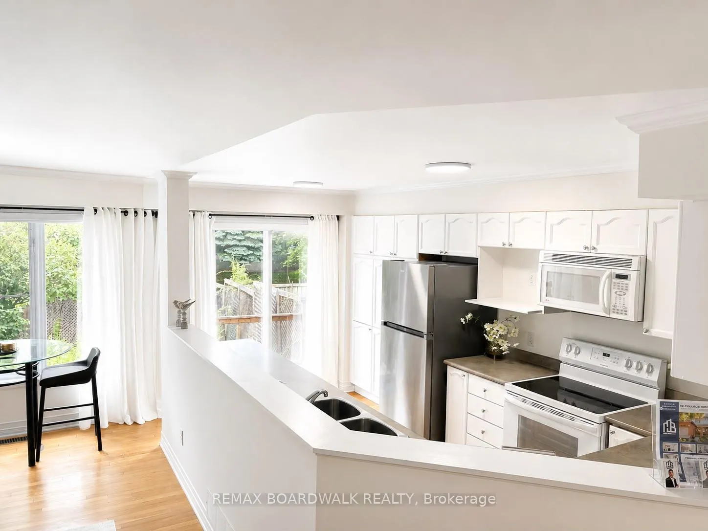Photo 11 of 42 College Circle, Ottawa, Castle Heights — HOMEH