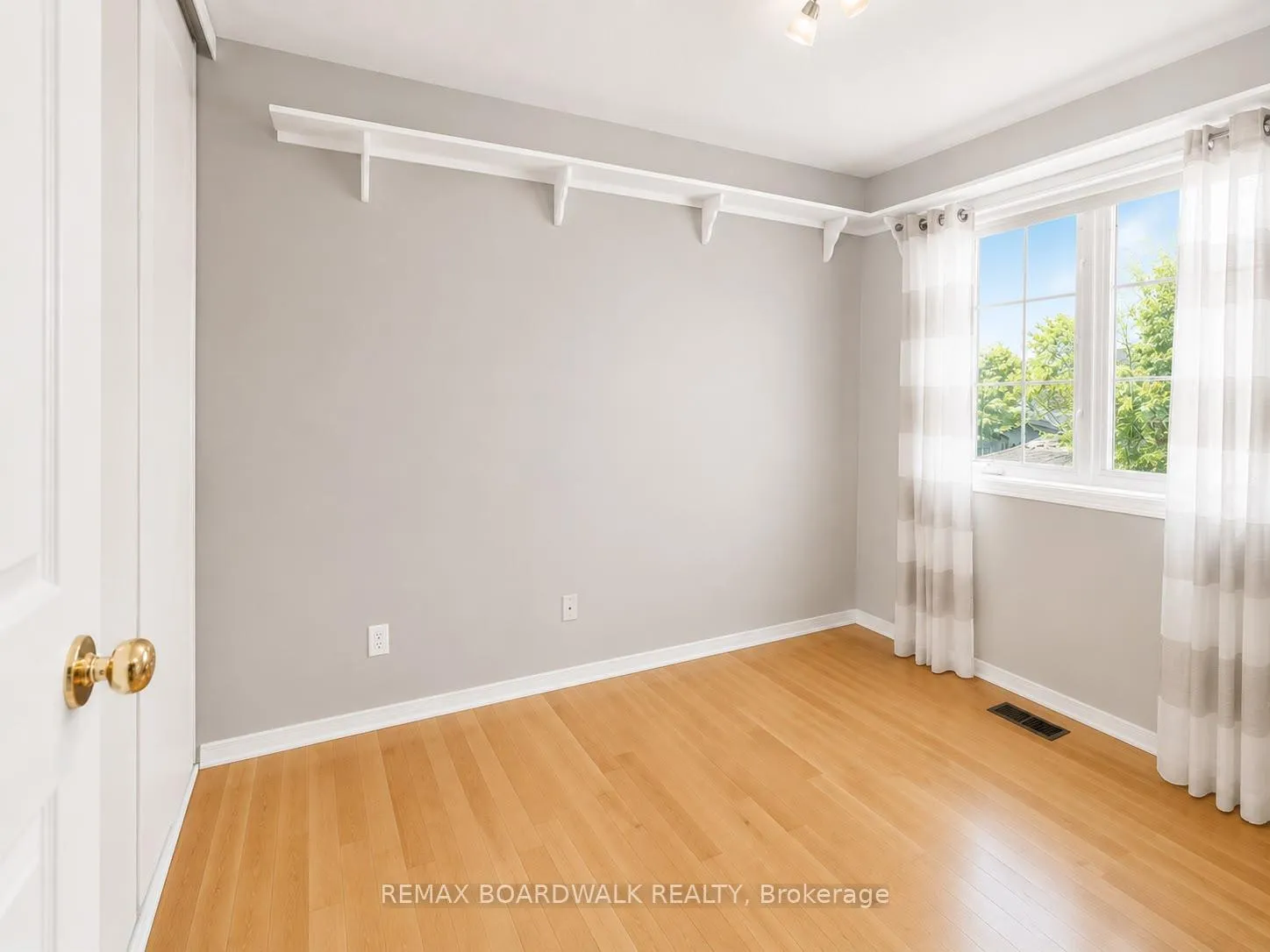Photo 12 of 42 College Circle, Ottawa, Castle Heights — HOMEH