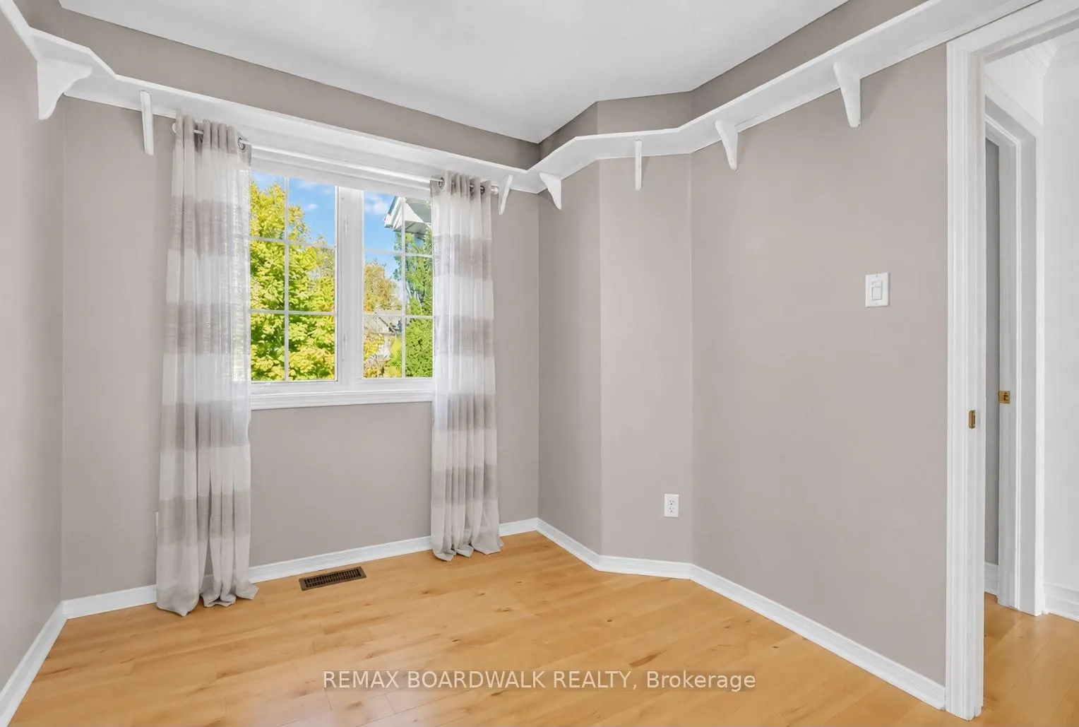 Photo 13 of 42 College Circle, Ottawa, Castle Heights — HOMEH