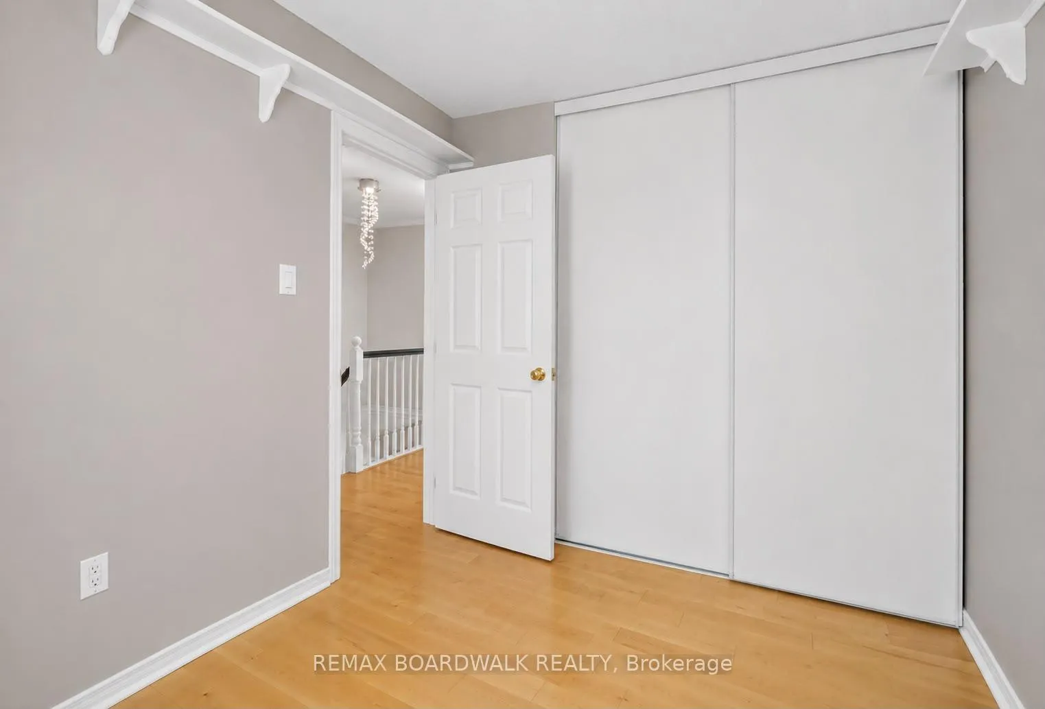 Photo 20 of 42 College Circle, Ottawa, Castle Heights — HOMEH