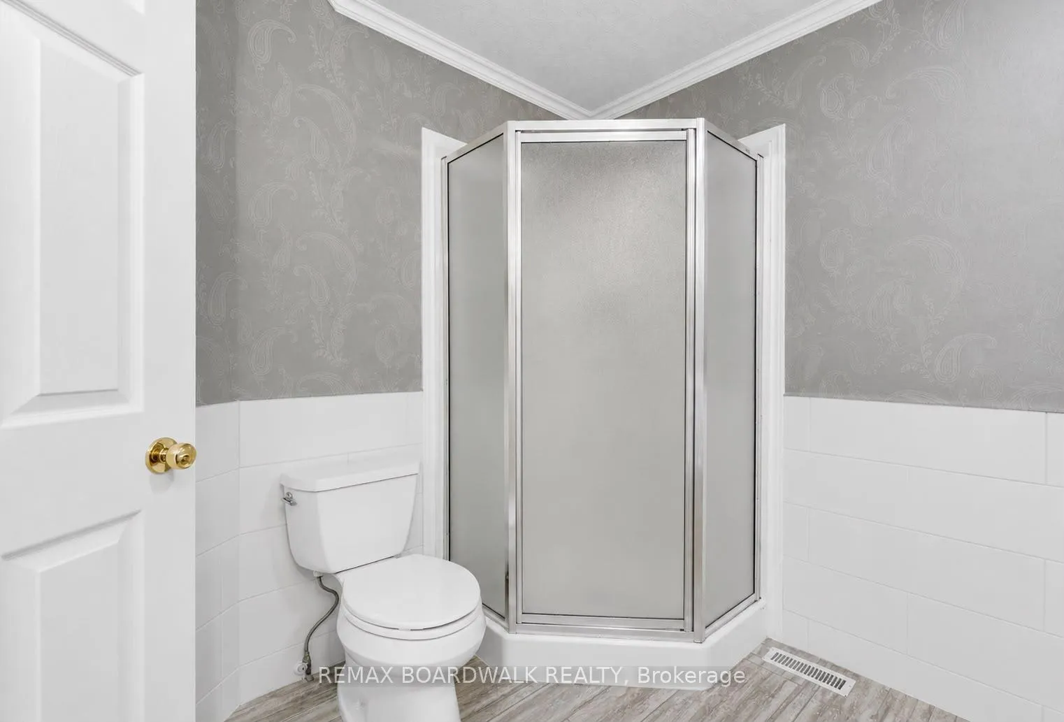 Photo 23 of 42 College Circle, Ottawa, Castle Heights — HOMEH
