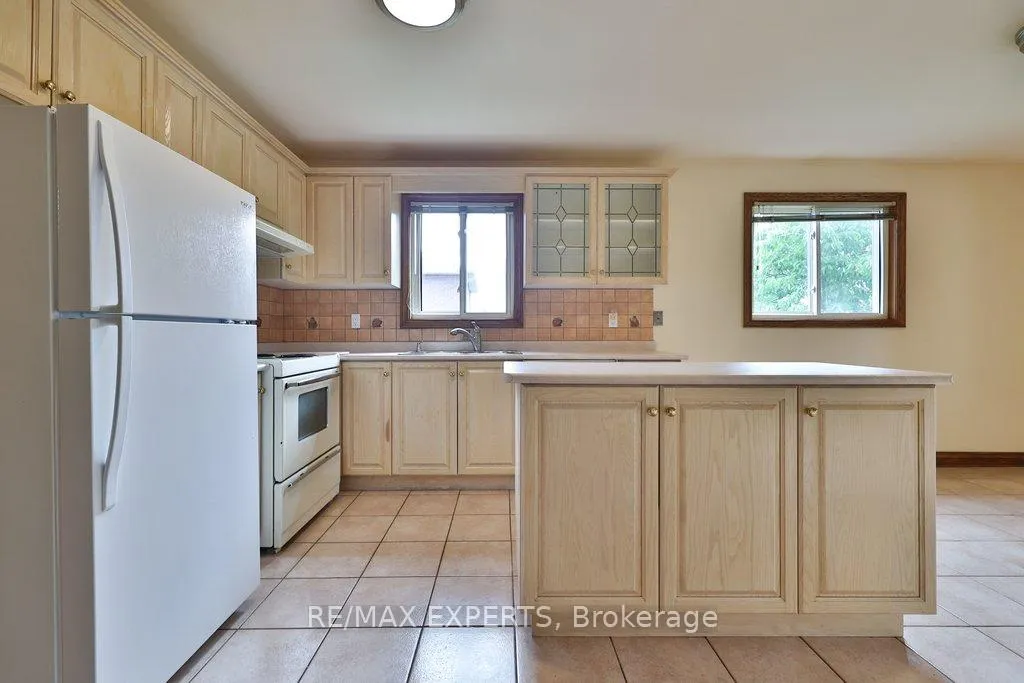 Photo 10 of 50 Pine York Avenue, Vaughan, East Woodbridge — HOMEH