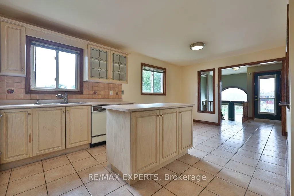 Photo 11 of 50 Pine York Avenue, Vaughan, East Woodbridge — HOMEH