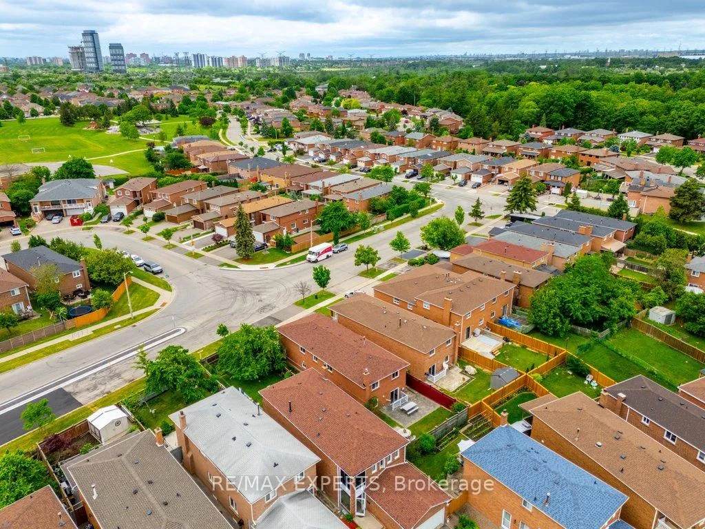 Photo 45 of 50 Pine York Avenue, Vaughan, East Woodbridge — HOMEH