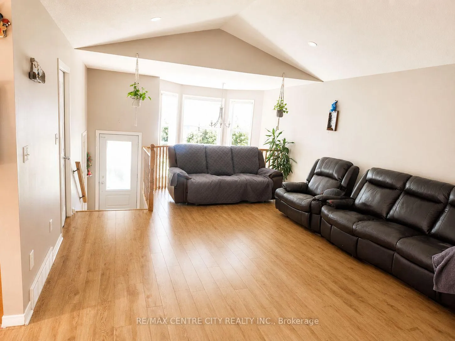 Photo 3 of 18 Kennedy Place, London, East I — HOMEH