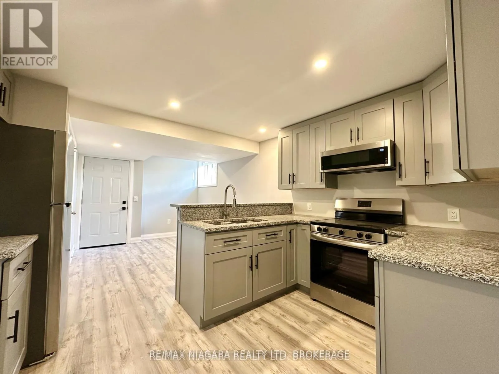 Photo 3 of Unit LOWER, 39 Grove Avenue, St. Catharines, Secord Woods — HOMEH