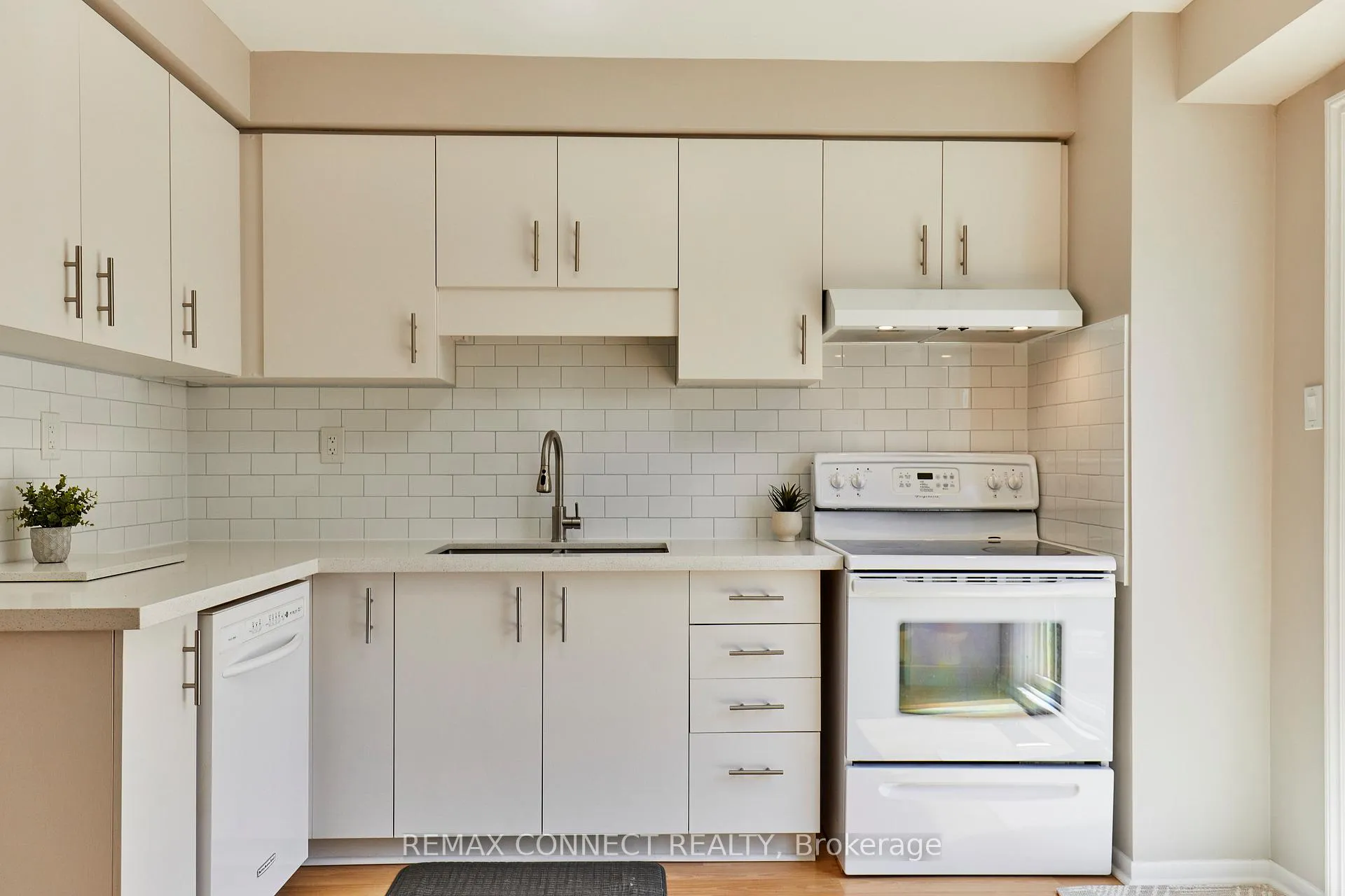 Photo 13 of 72 Stuart Road, Clarington, Courtice — HOMEH