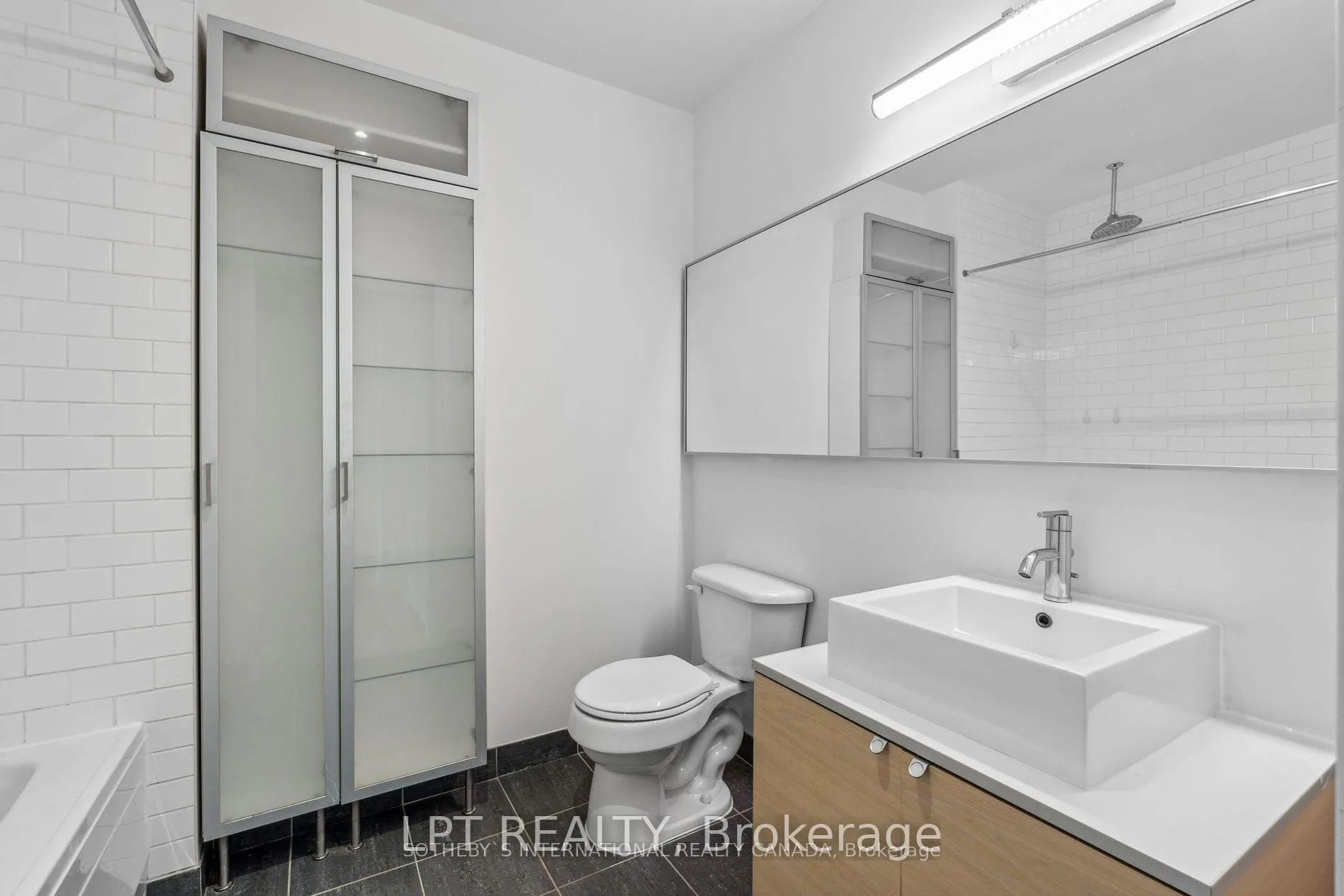 Photo 7 of Unit 507, 60 Bathurst Street, Toronto, Niagara — HOMEH