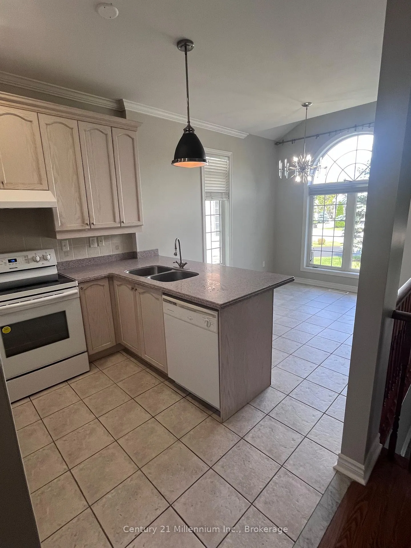 Photo 5 of 19 Tanager Crescent, Wasaga Beach — HOMEH