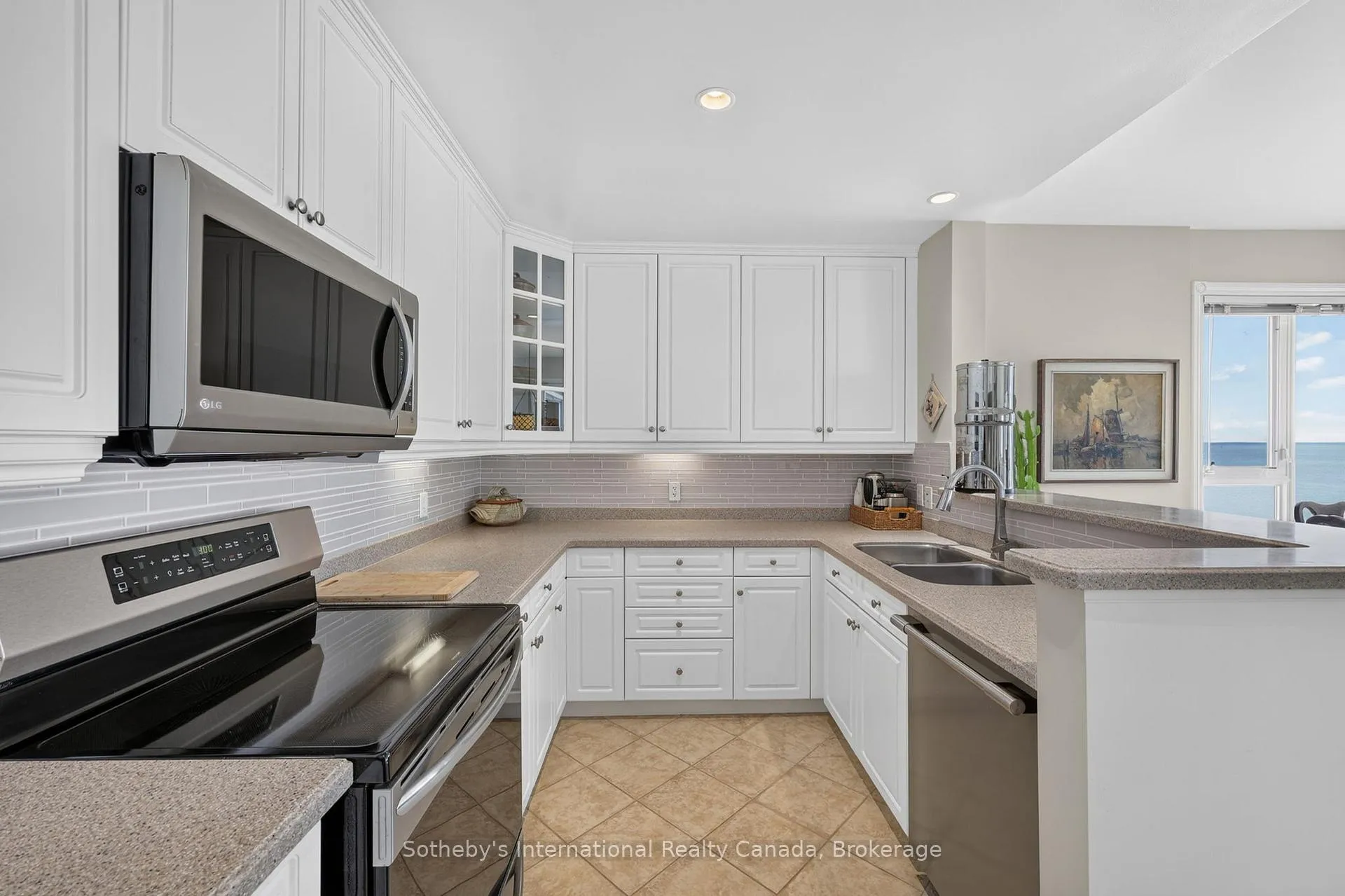 Photo 12 of 541 Mariners Way, Collingwood — HOMEH