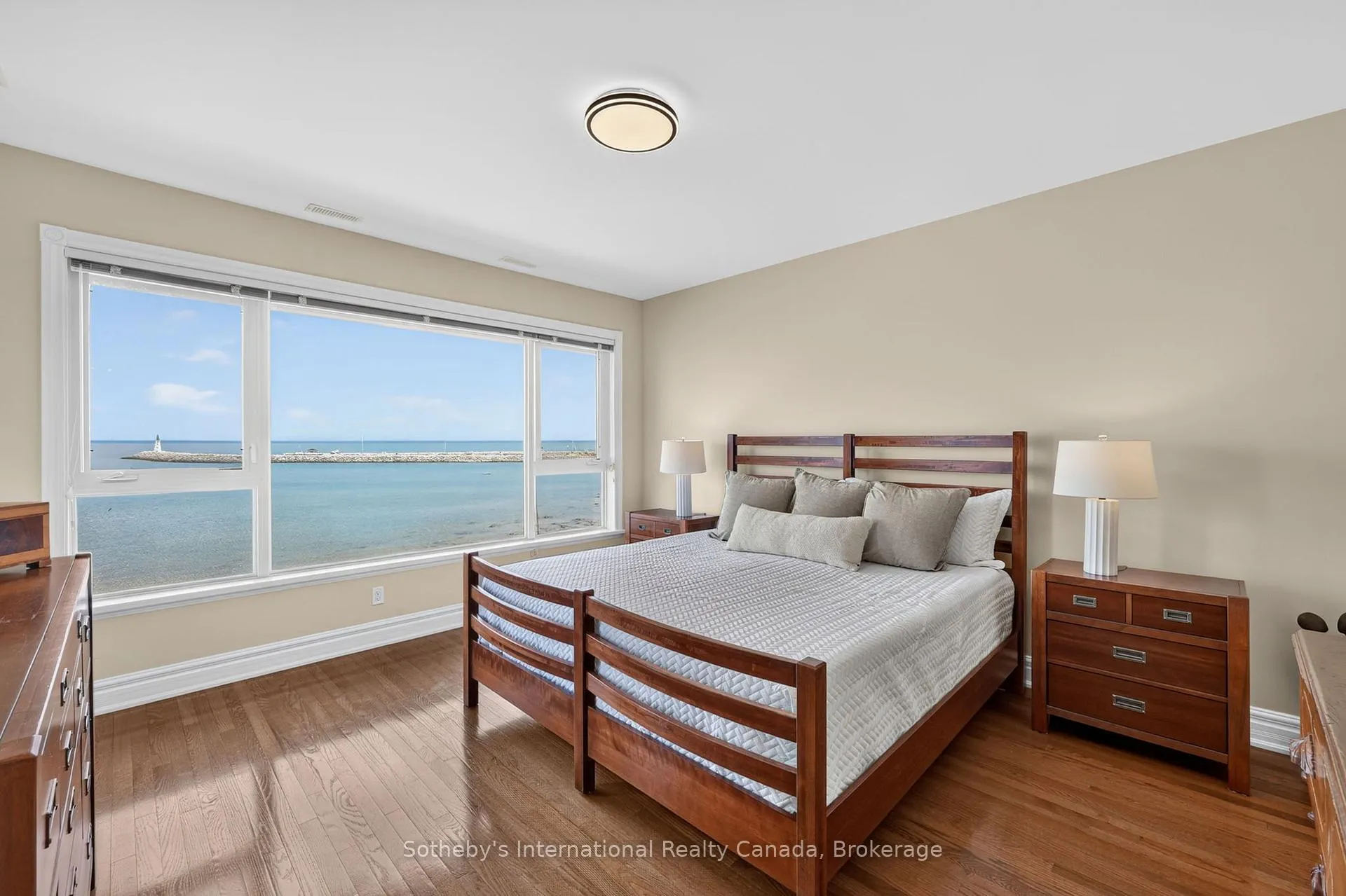 Photo 15 of 541 Mariners Way, Collingwood — HOMEH