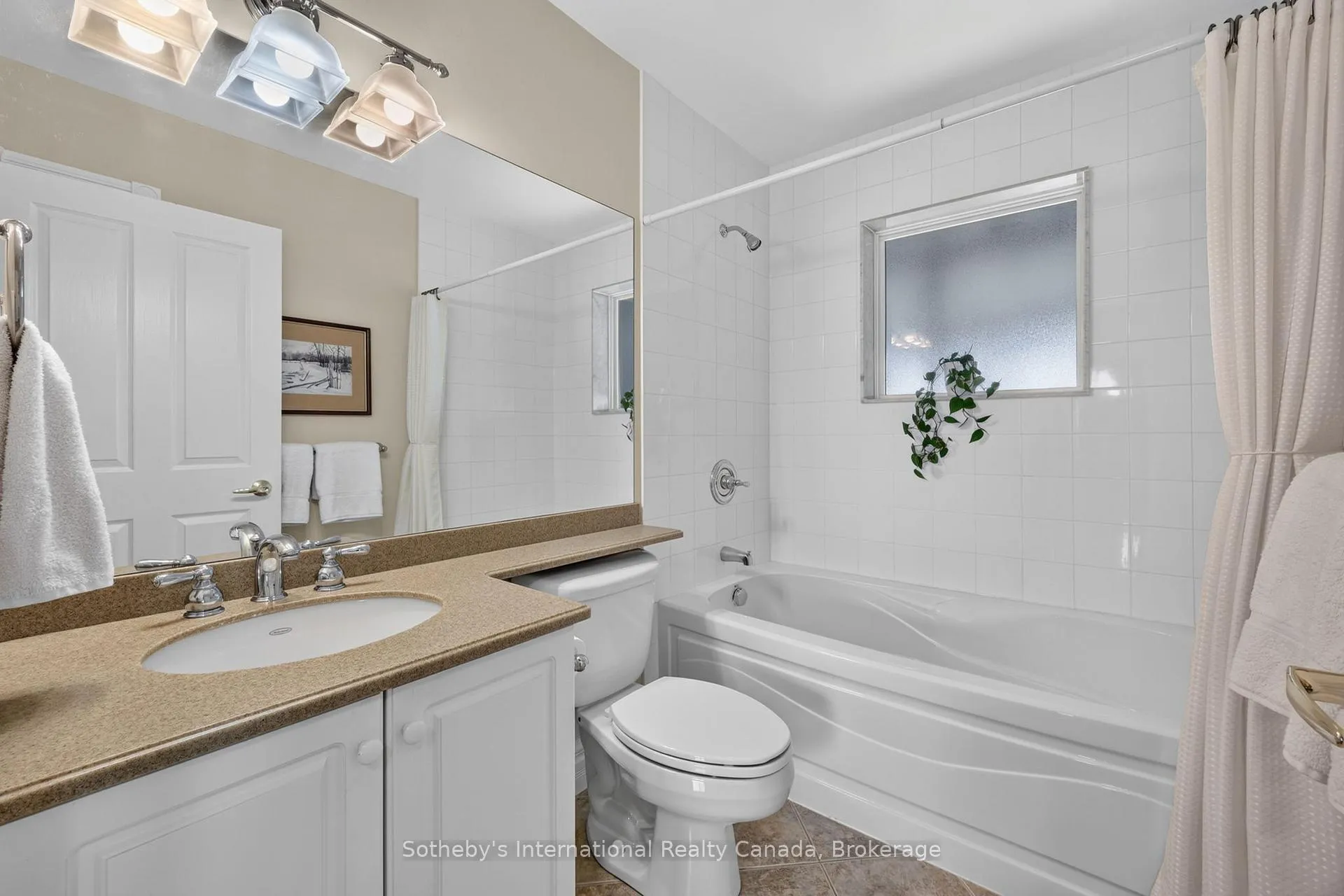Photo 23 of 541 Mariners Way, Collingwood — HOMEH
