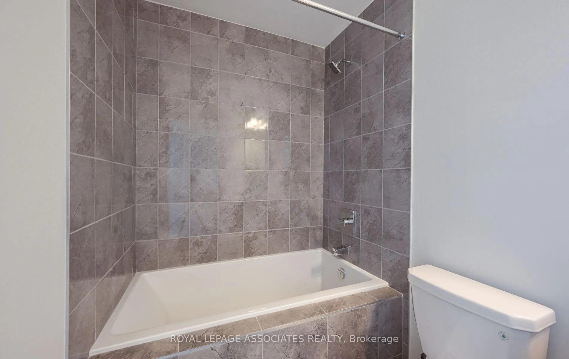 Photo 41 of 55 Raspberry Ridge Avenue, Caledon, Caledon East — HOMEH