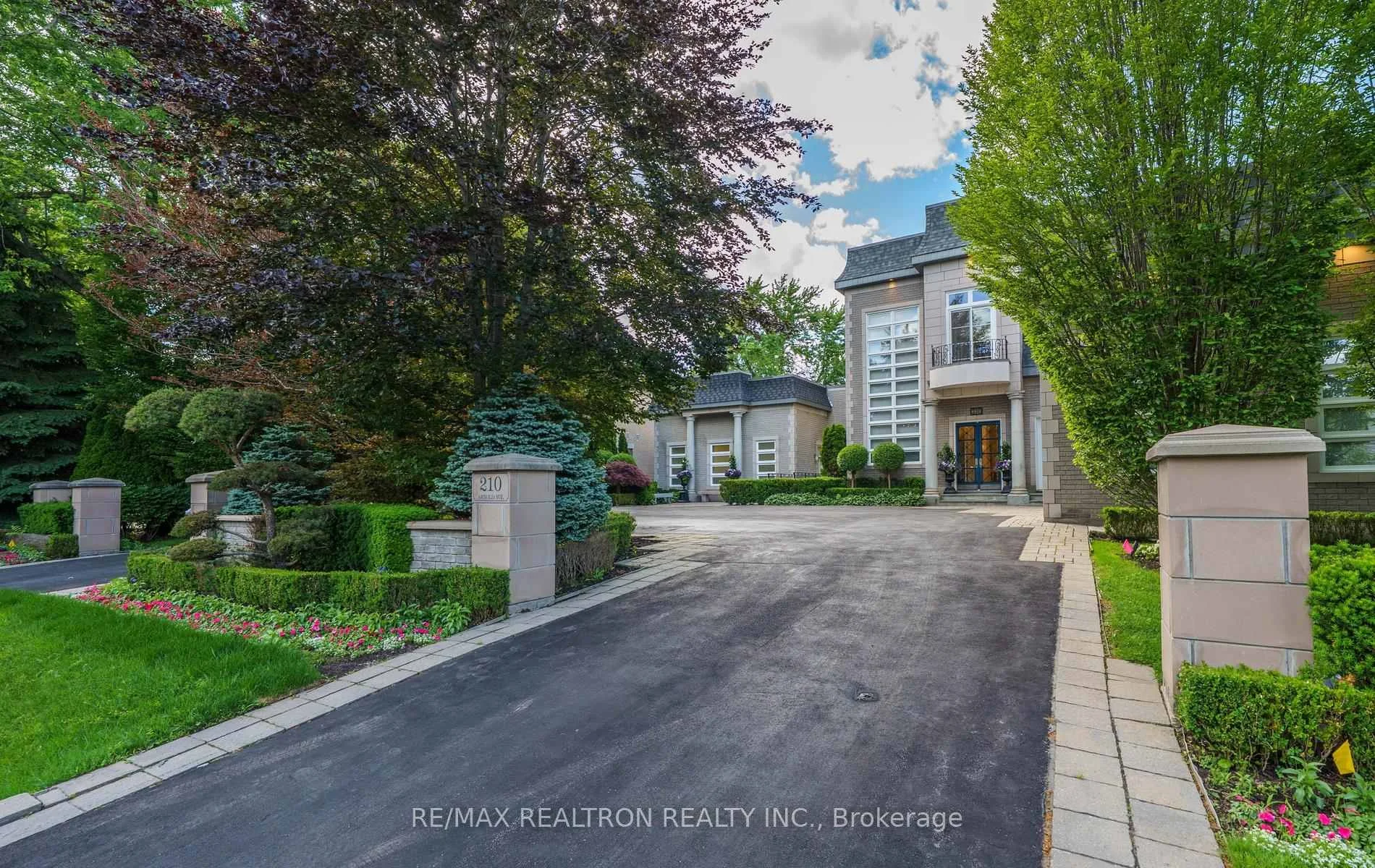 Photo 5 of 210 Arnold Avenue, Vaughan, Crestwood-Springfarm-Yorkhill — HOMEH