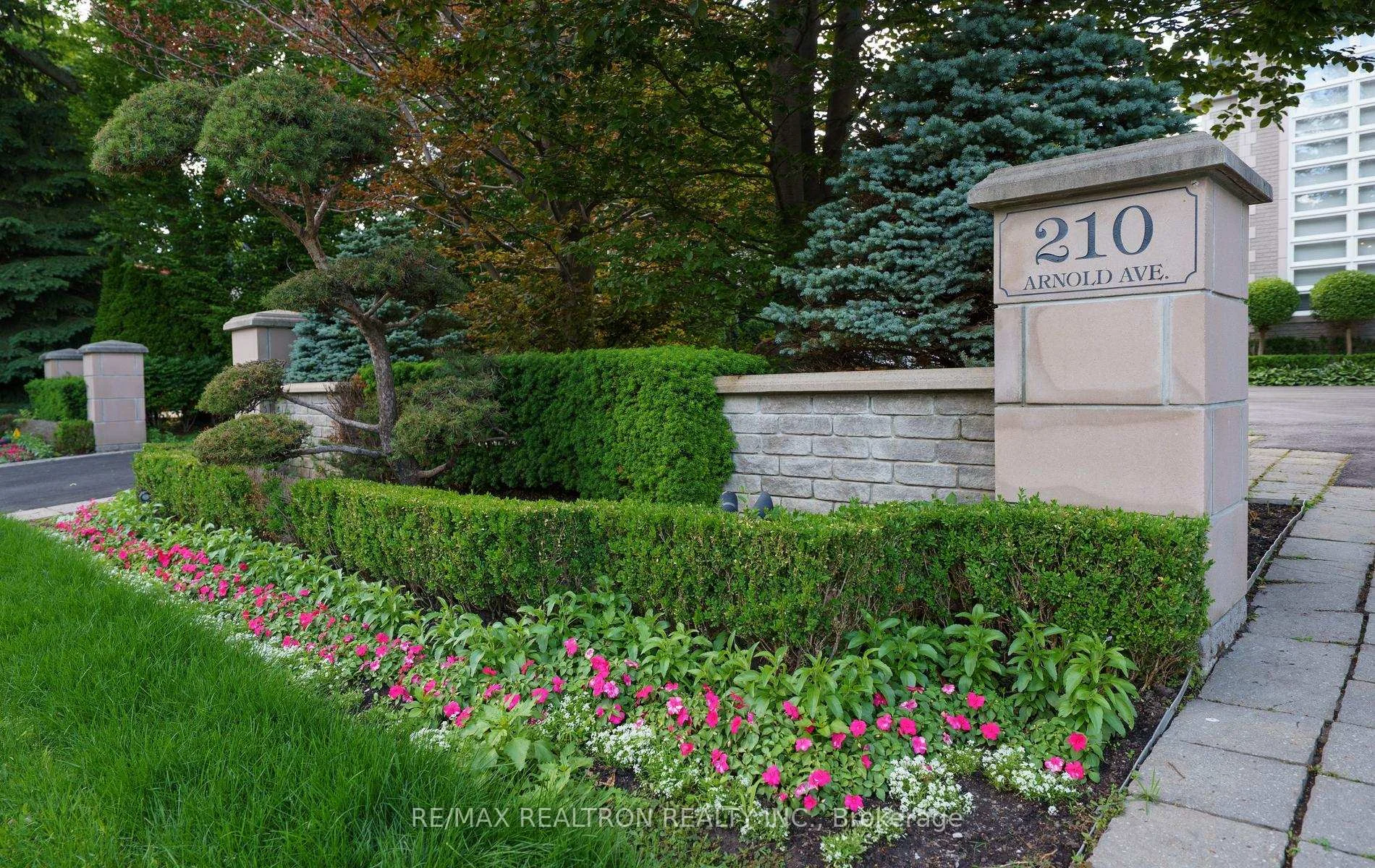 Photo 7 of 210 Arnold Avenue, Vaughan, Crestwood-Springfarm-Yorkhill — HOMEH
