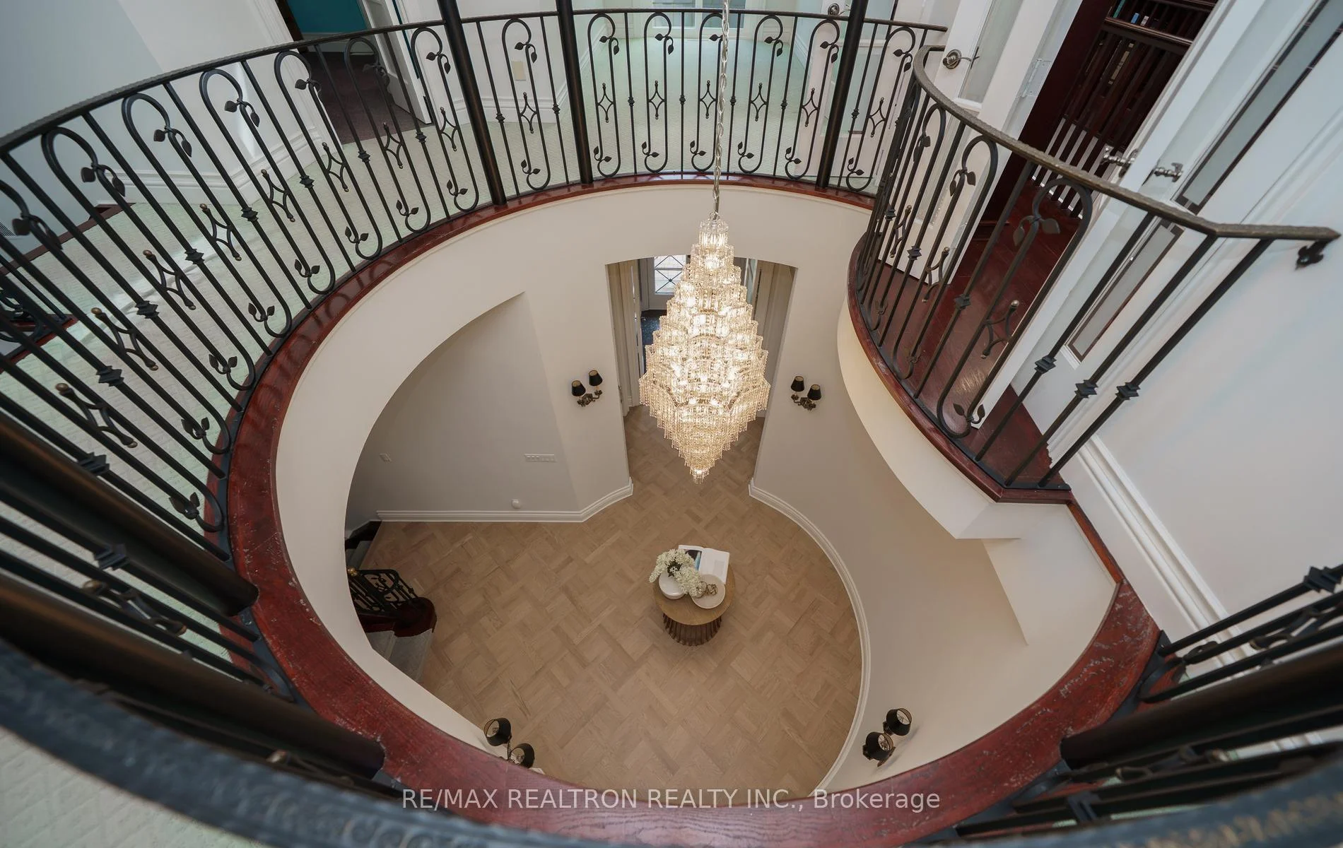 Photo 13 of 210 Arnold Avenue, Vaughan, Crestwood-Springfarm-Yorkhill — HOMEH