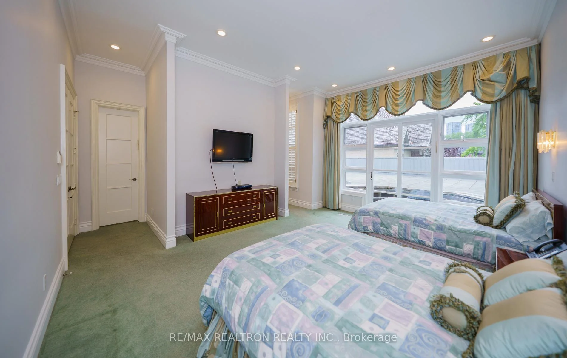 Photo 32 of 210 Arnold Avenue, Vaughan, Crestwood-Springfarm-Yorkhill — HOMEH