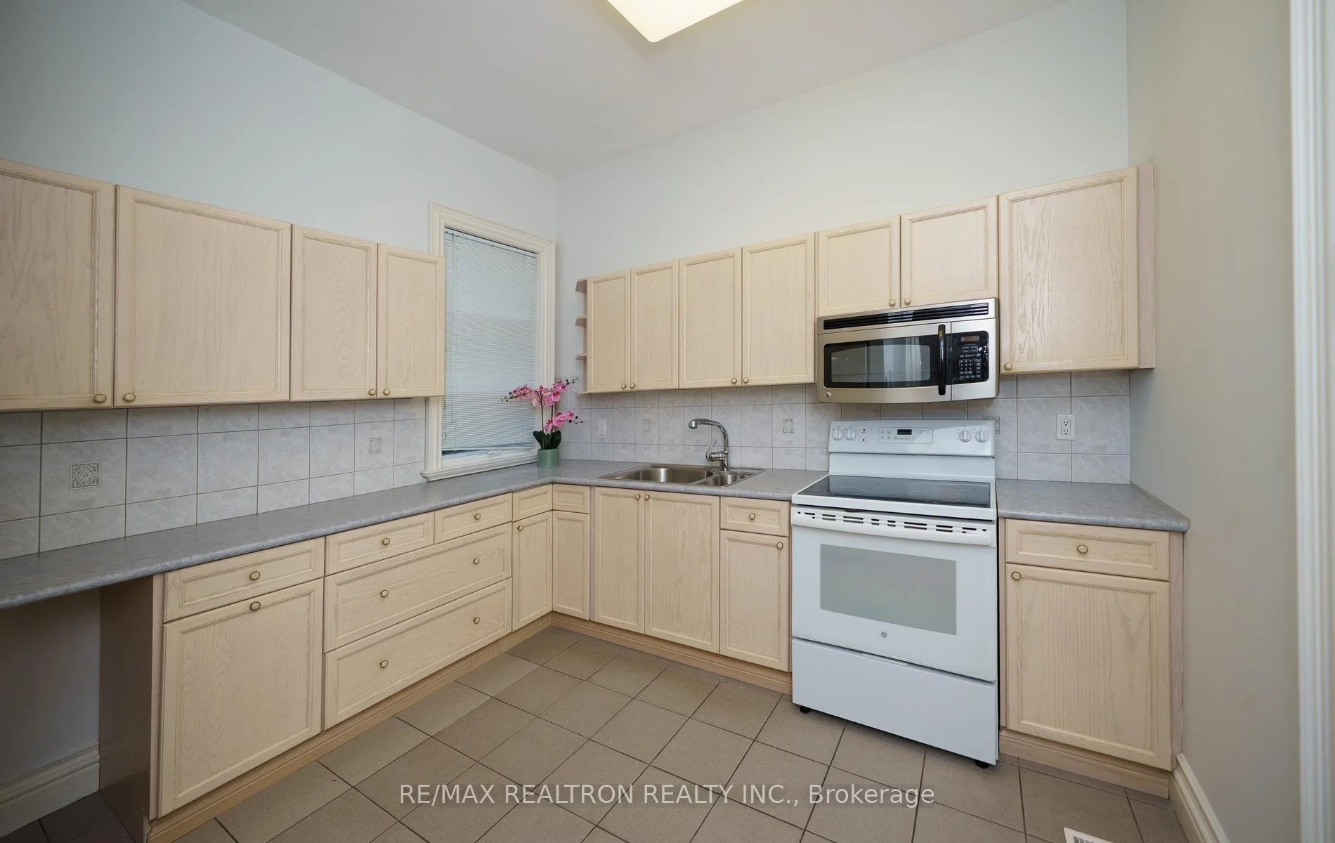 Photo 38 of 210 Arnold Avenue, Vaughan, Crestwood-Springfarm-Yorkhill — HOMEH