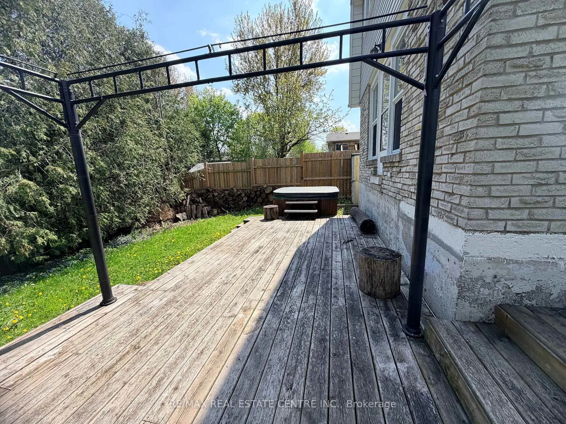 Photo 23 of 34 Woodridge Drive, Guelph, Willow West/Sugarbush/West Acres — HOMEH