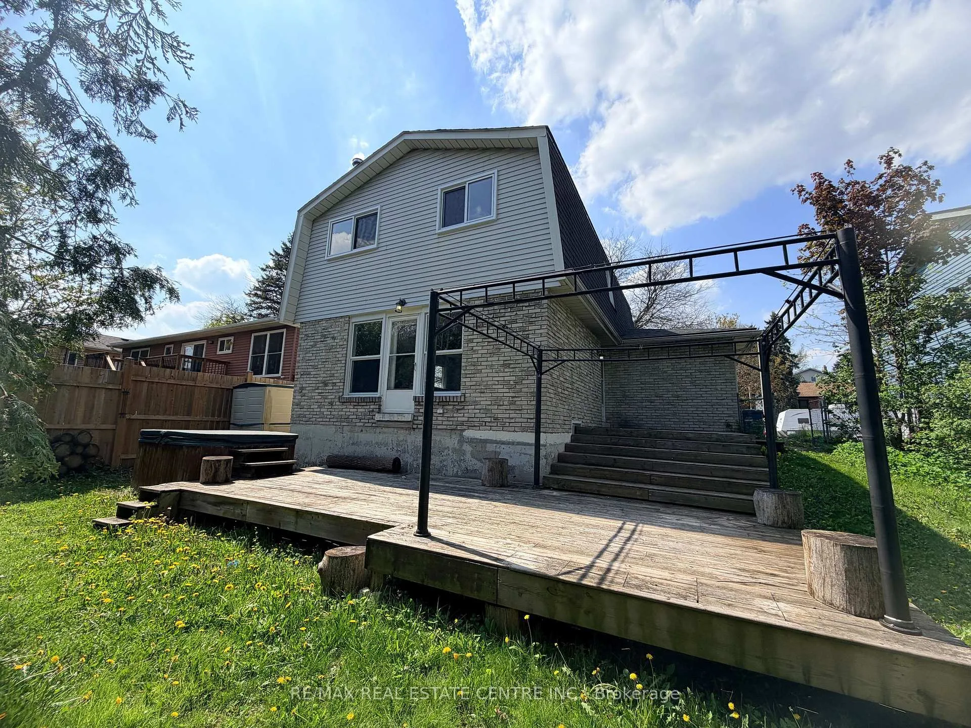 Photo 24 of 34 Woodridge Drive, Guelph, Willow West/Sugarbush/West Acres — HOMEH