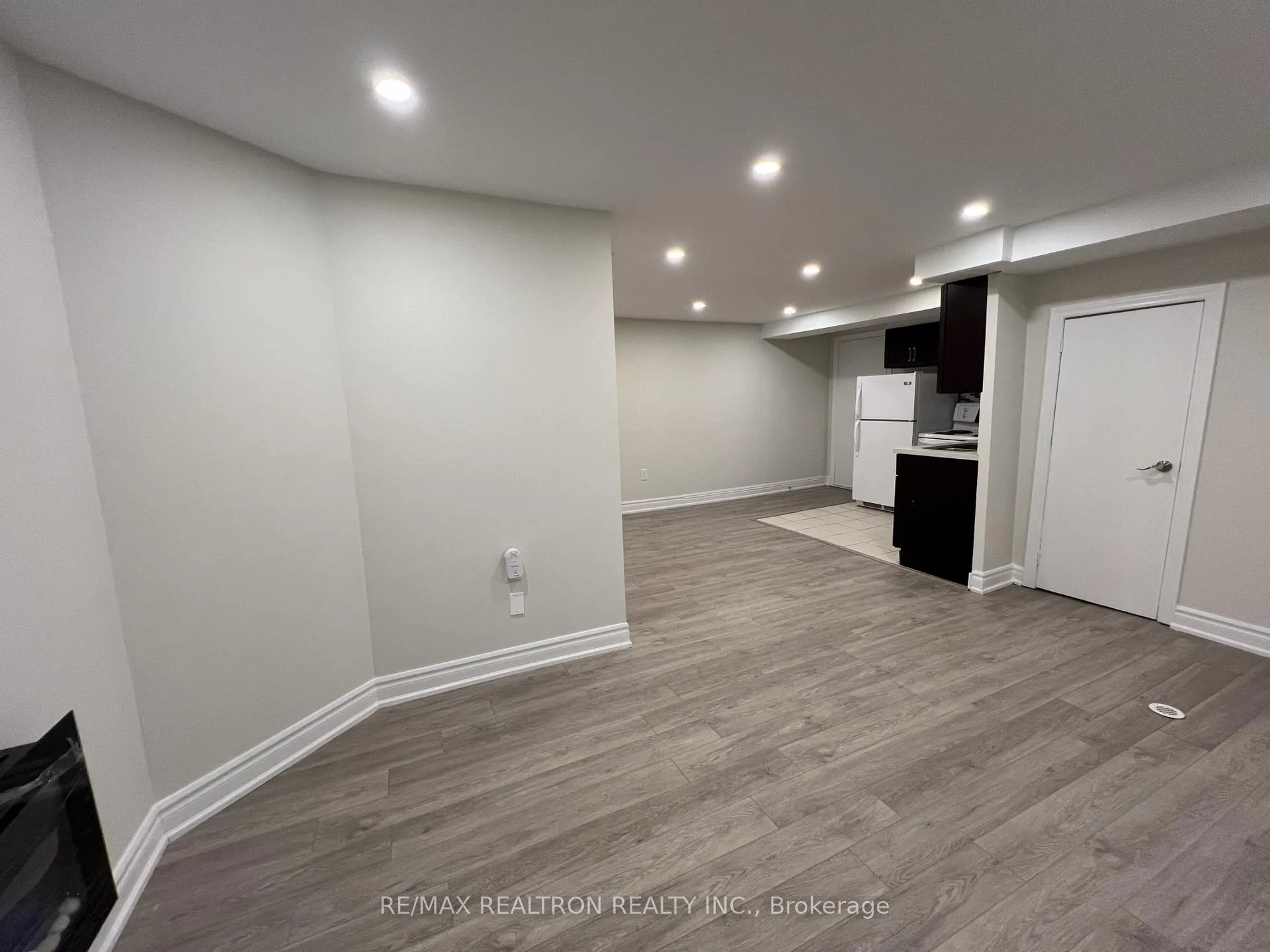 Photo 5 of Unit Lower A, 42 Butterfield Crescent, Vaughan, Maple — HOMEH
