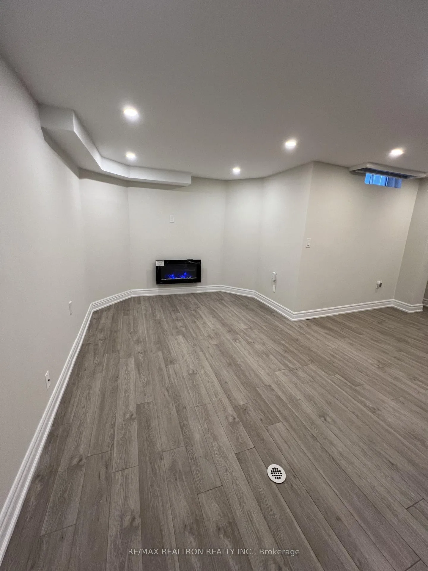 Photo 7 of Unit Lower A, 42 Butterfield Crescent, Vaughan, Maple — HOMEH