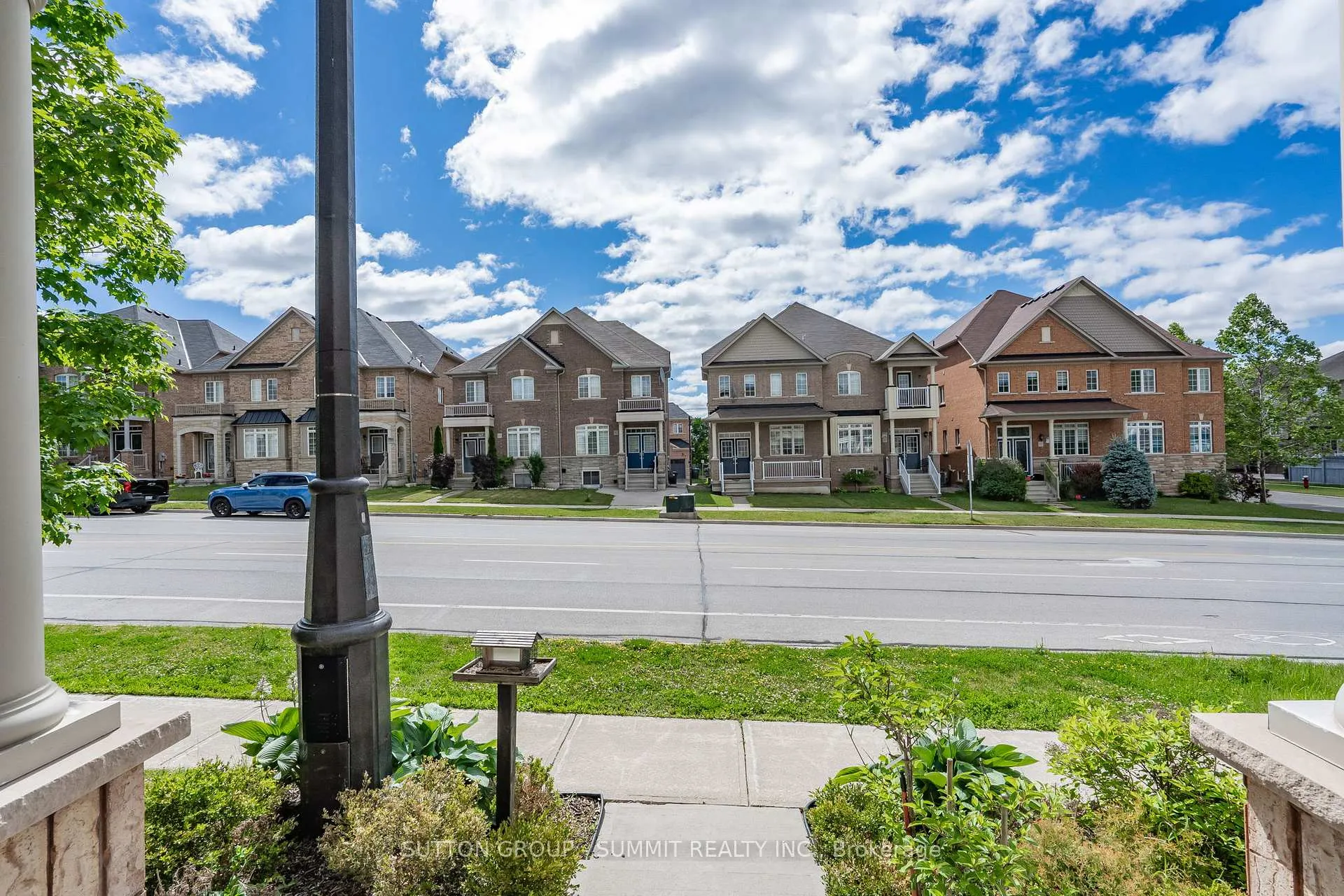 Photo 4 of 50 Bonnie Braes Drive, Brampton, Credit Valley — HOMEH