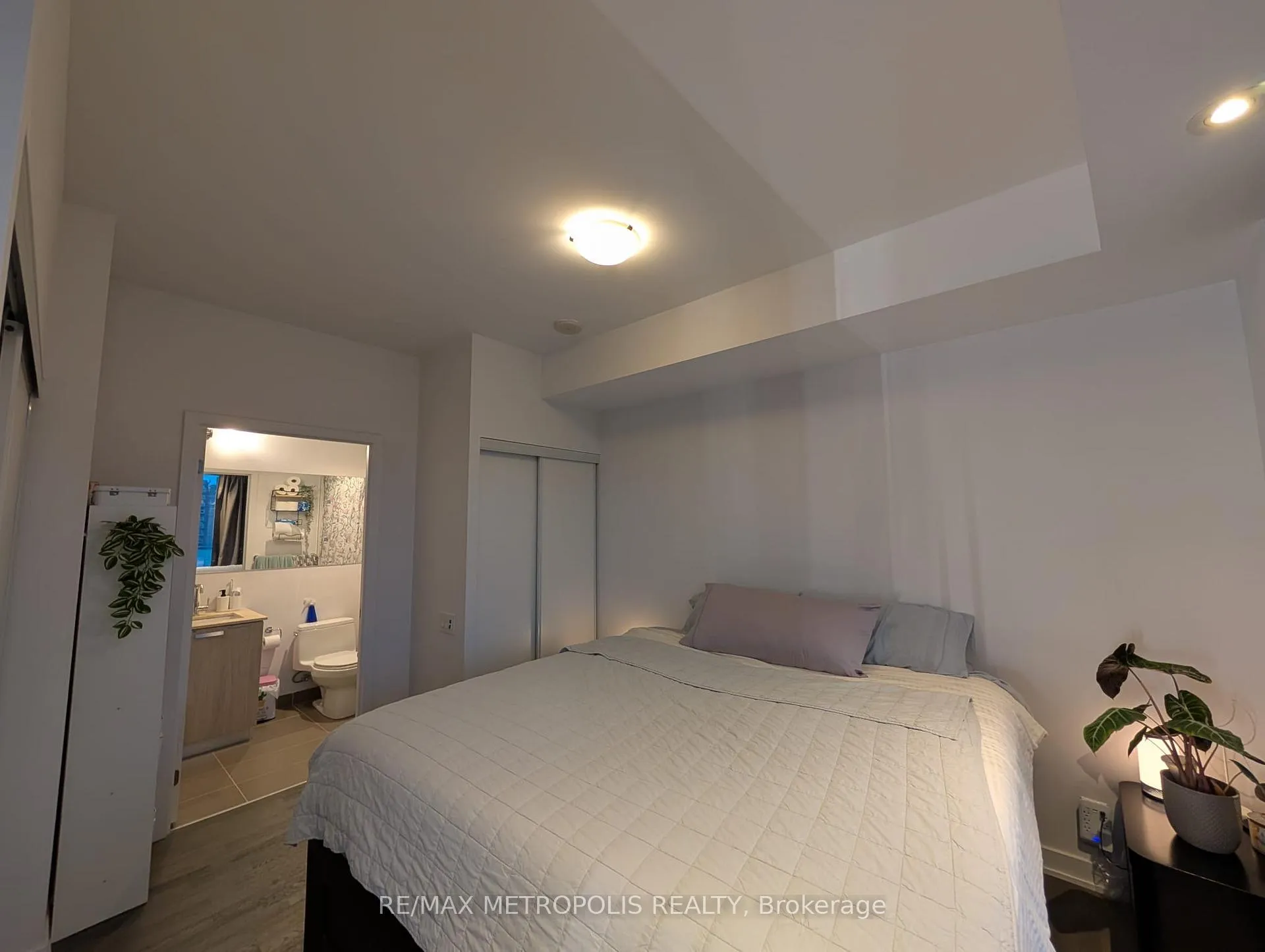 Photo 3 of Unit 1204, 1815 Yonge Street, Toronto, Mount Pleasant West — HOMEH