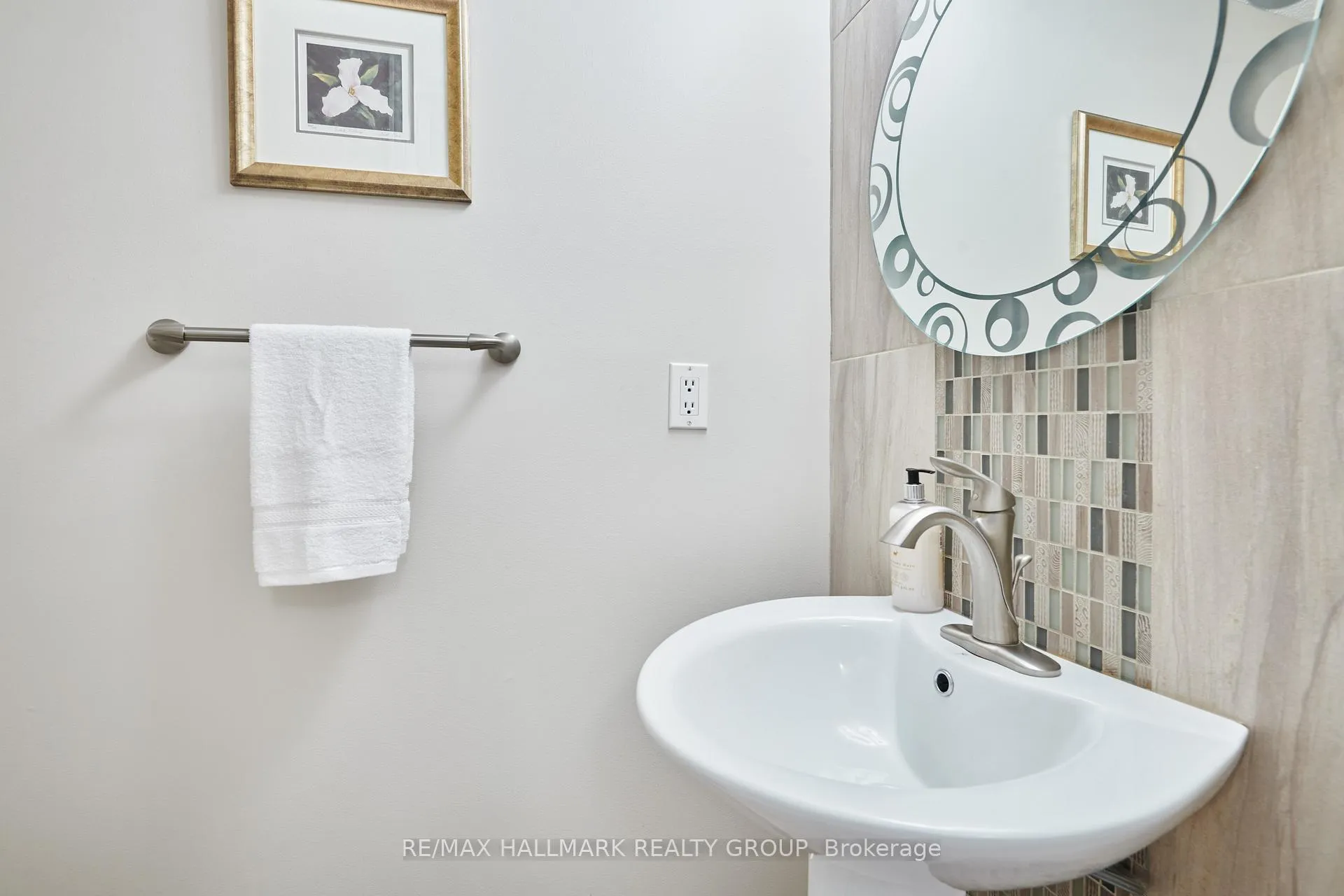 Photo 5 of 716 Levac Drive, Ottawa, Fallingbrook/Pineridge — HOMEH