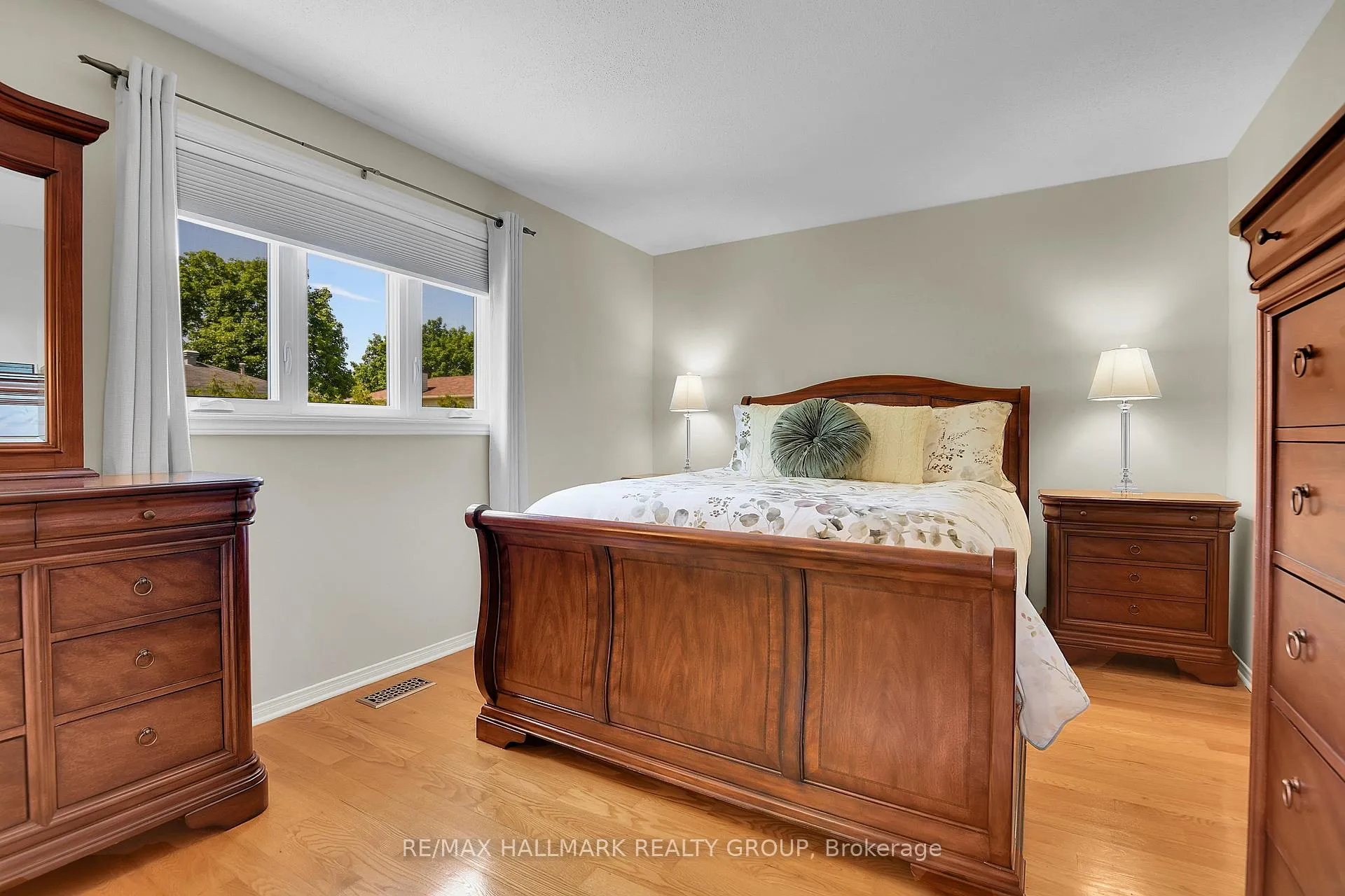 Photo 19 of 716 Levac Drive, Ottawa, Fallingbrook/Pineridge — HOMEH
