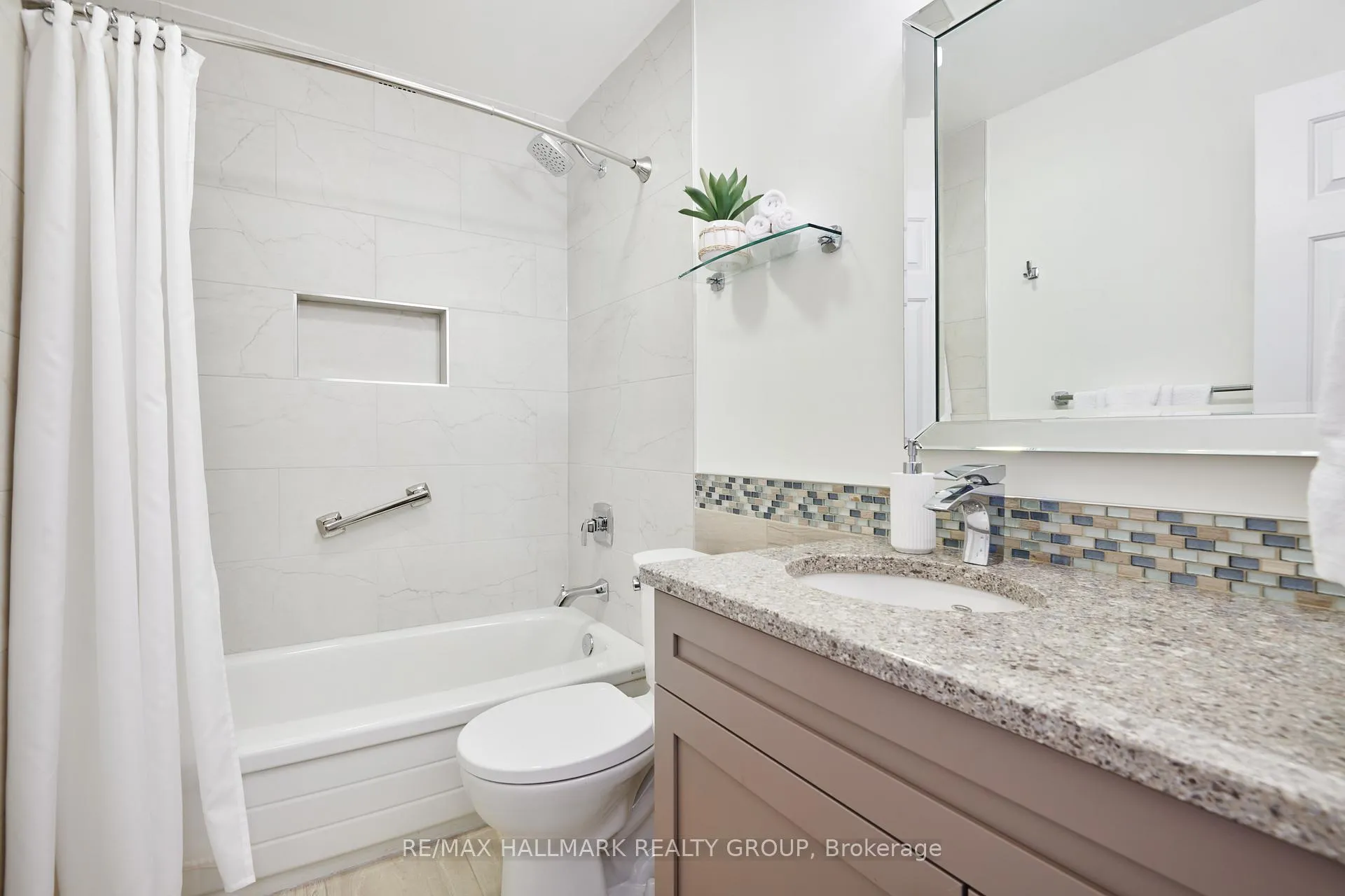 Photo 24 of 716 Levac Drive, Ottawa, Fallingbrook/Pineridge — HOMEH