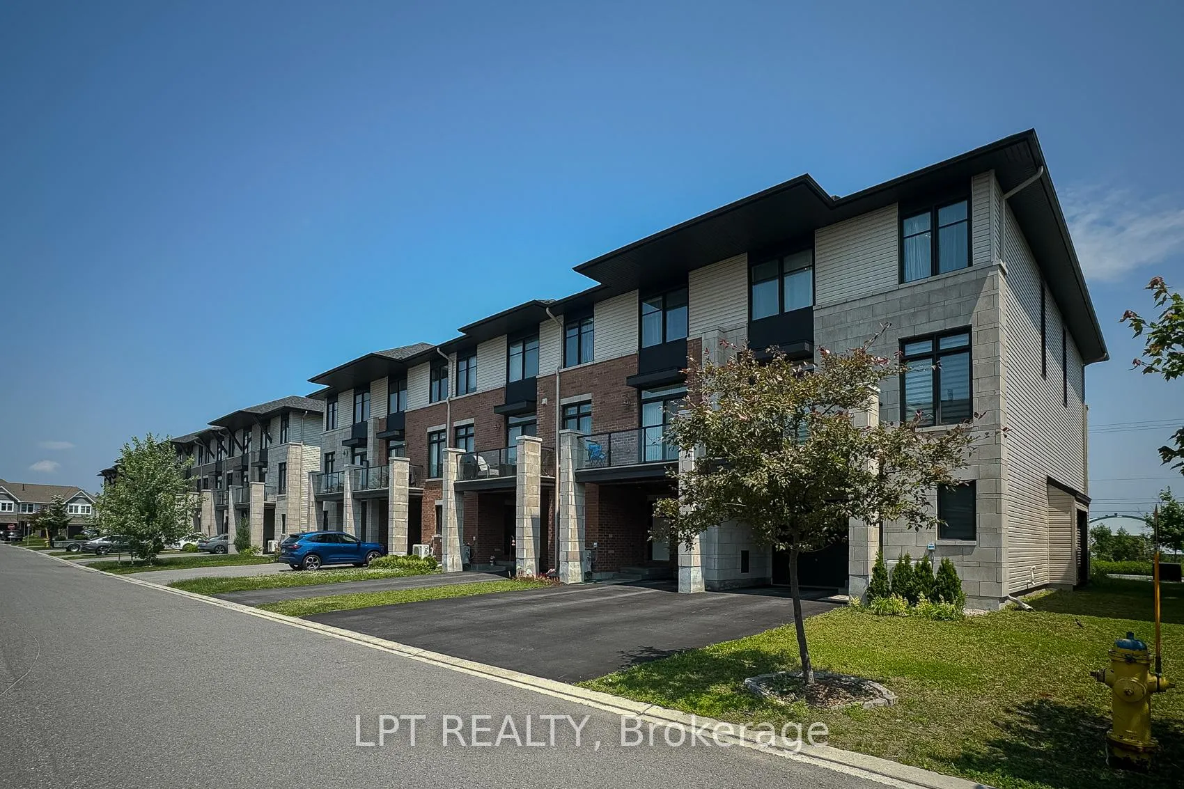 Photo 3 of 552 Labrador Crescent, Ottawa, Blossom Park/Kemp Park/Findlay Creek — HOMEH