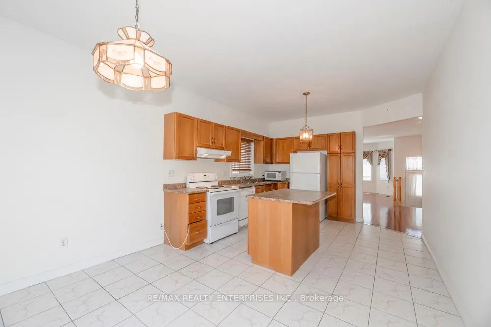 Photo 8 of 802 Coldstream Drive, Oshawa, Samac — HOMEH