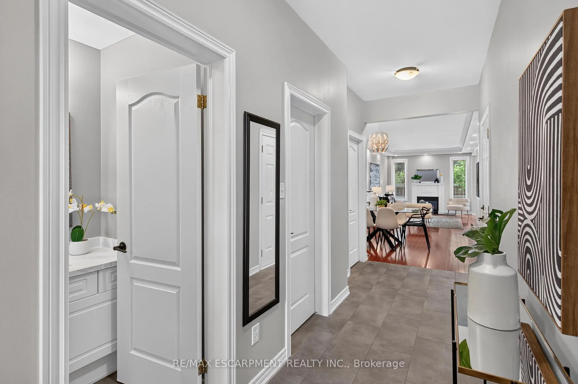 Photo 4 of 5302 Picketts Way, Burlington, Orchard — HOMEH