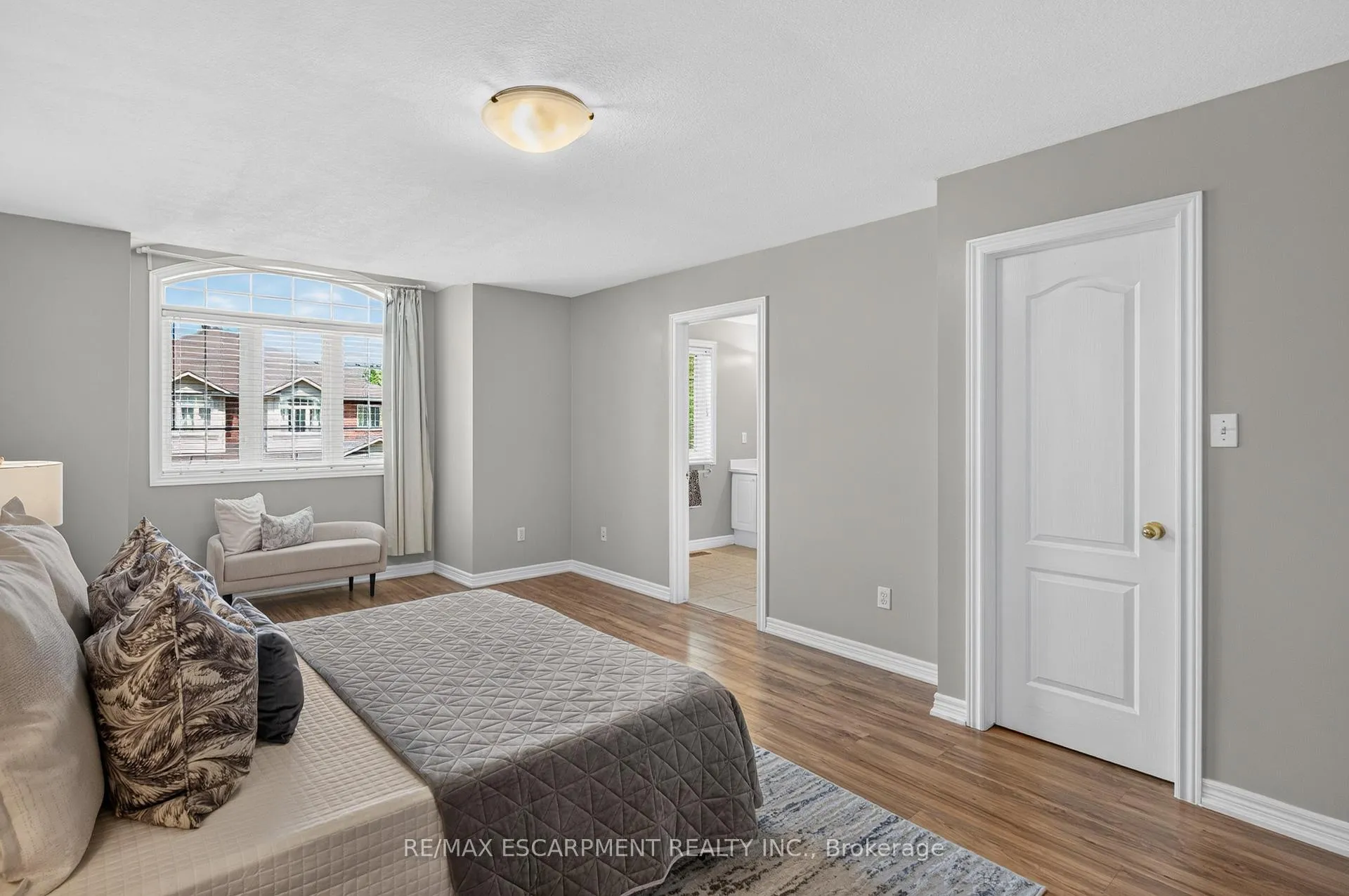 Photo 12 of 5302 Picketts Way, Burlington, Orchard — HOMEH