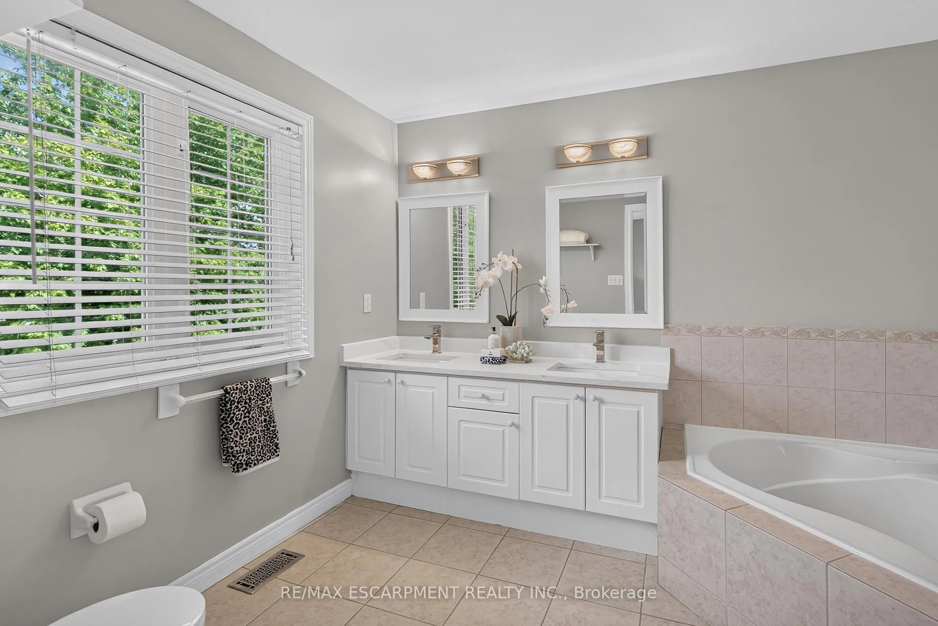 Photo 13 of 5302 Picketts Way, Burlington, Orchard — HOMEH