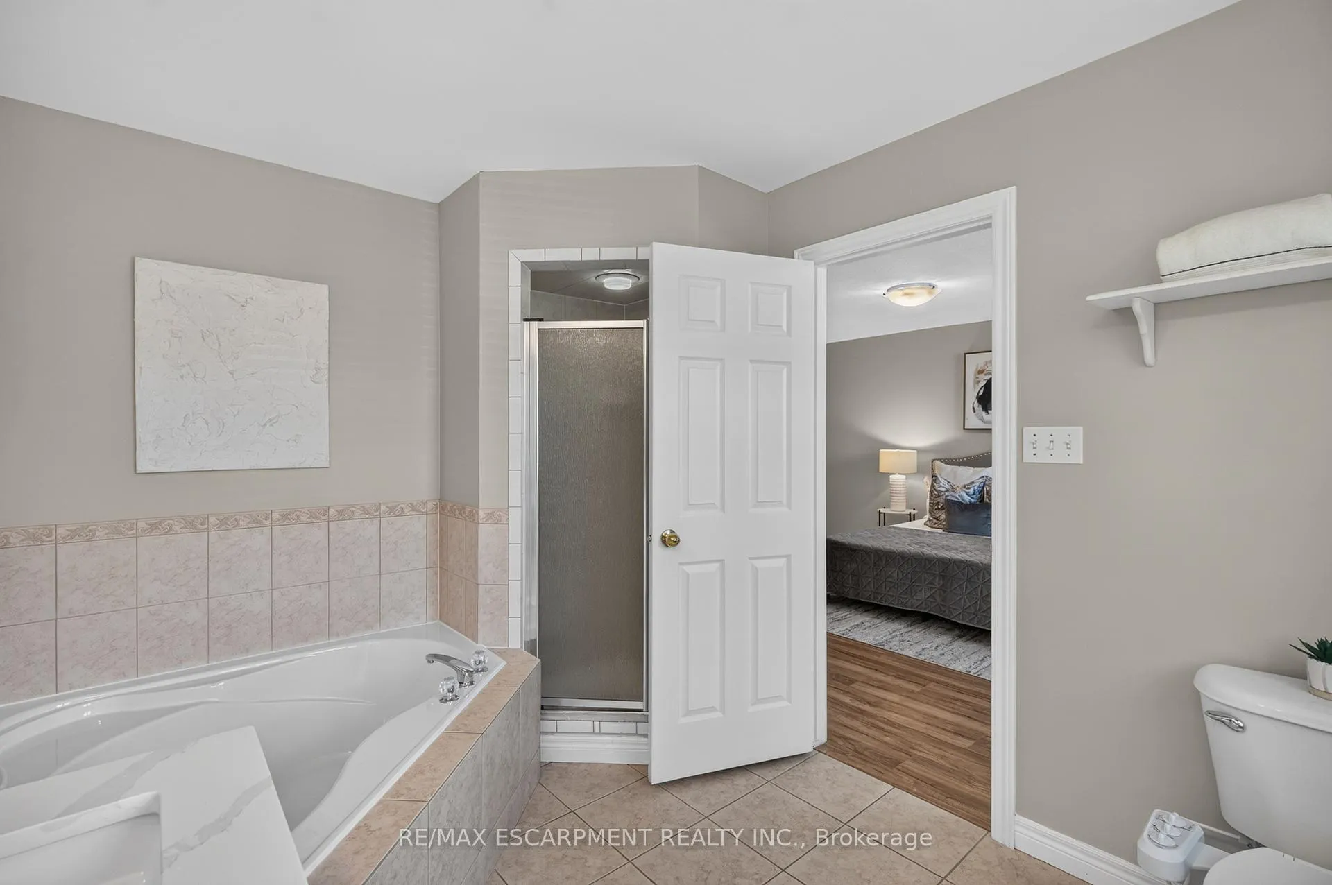 Photo 14 of 5302 Picketts Way, Burlington, Orchard — HOMEH